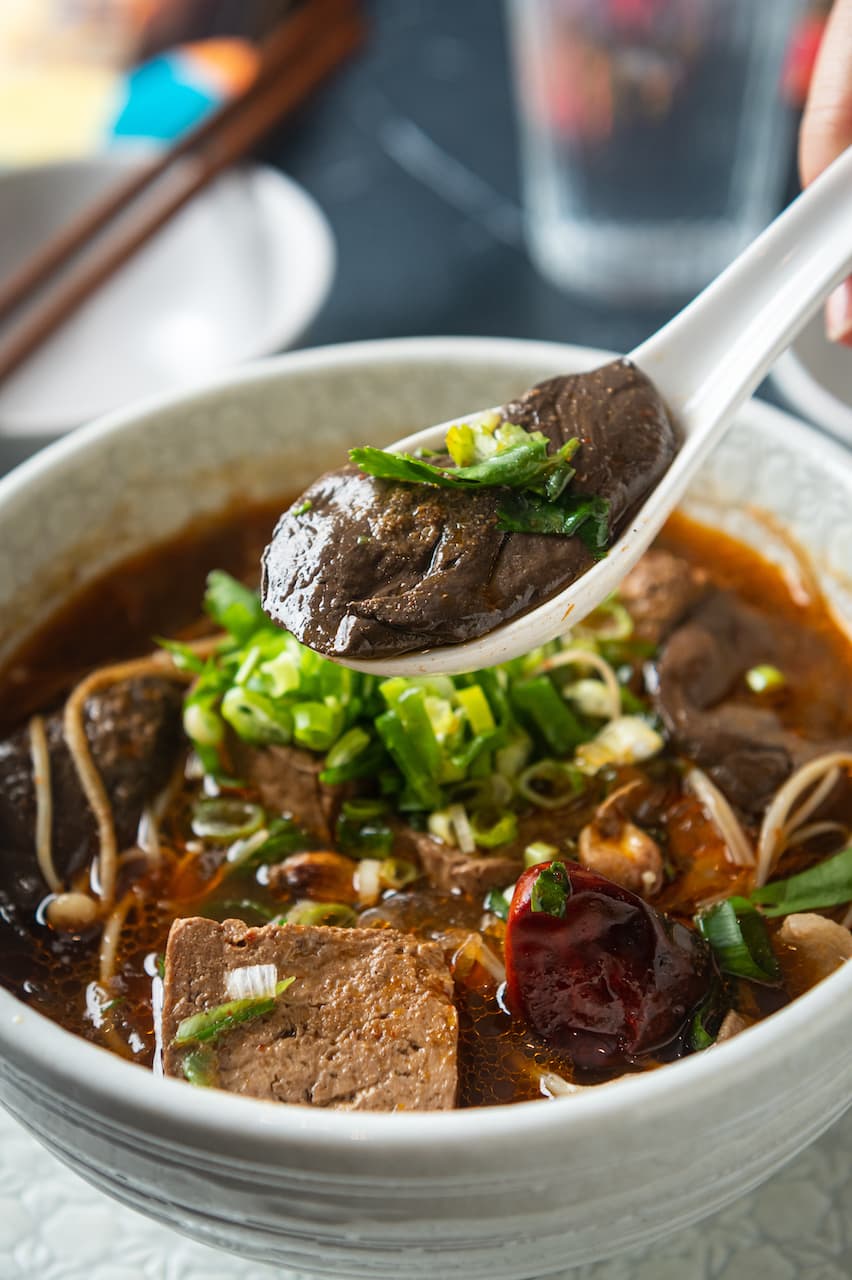 辣度溫和的「麻辣鴨血豆腐」,辛潤帶甜。(350元/份)