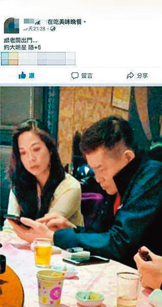 澎恰恰(右)曾透露考慮針對「自慰光碟案」出書,但其中一句「想告訴大家,人可以多壞」,引起女主角盧靚(左)不滿,但事後又被拍到同桌共餐。(翻攝自臉書社團爆料公社)