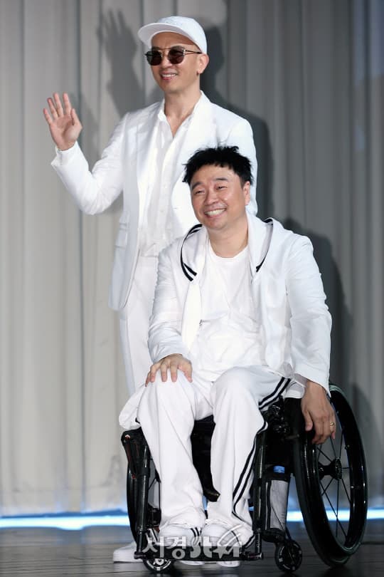 具俊曄與姜元來在1996年組成「酷龍」紅遍亞洲,2000年姜元來因車禍下半身癱瘓,兩人關係仍很好,也曾以輪椅舞作為表演。(網路圖片)