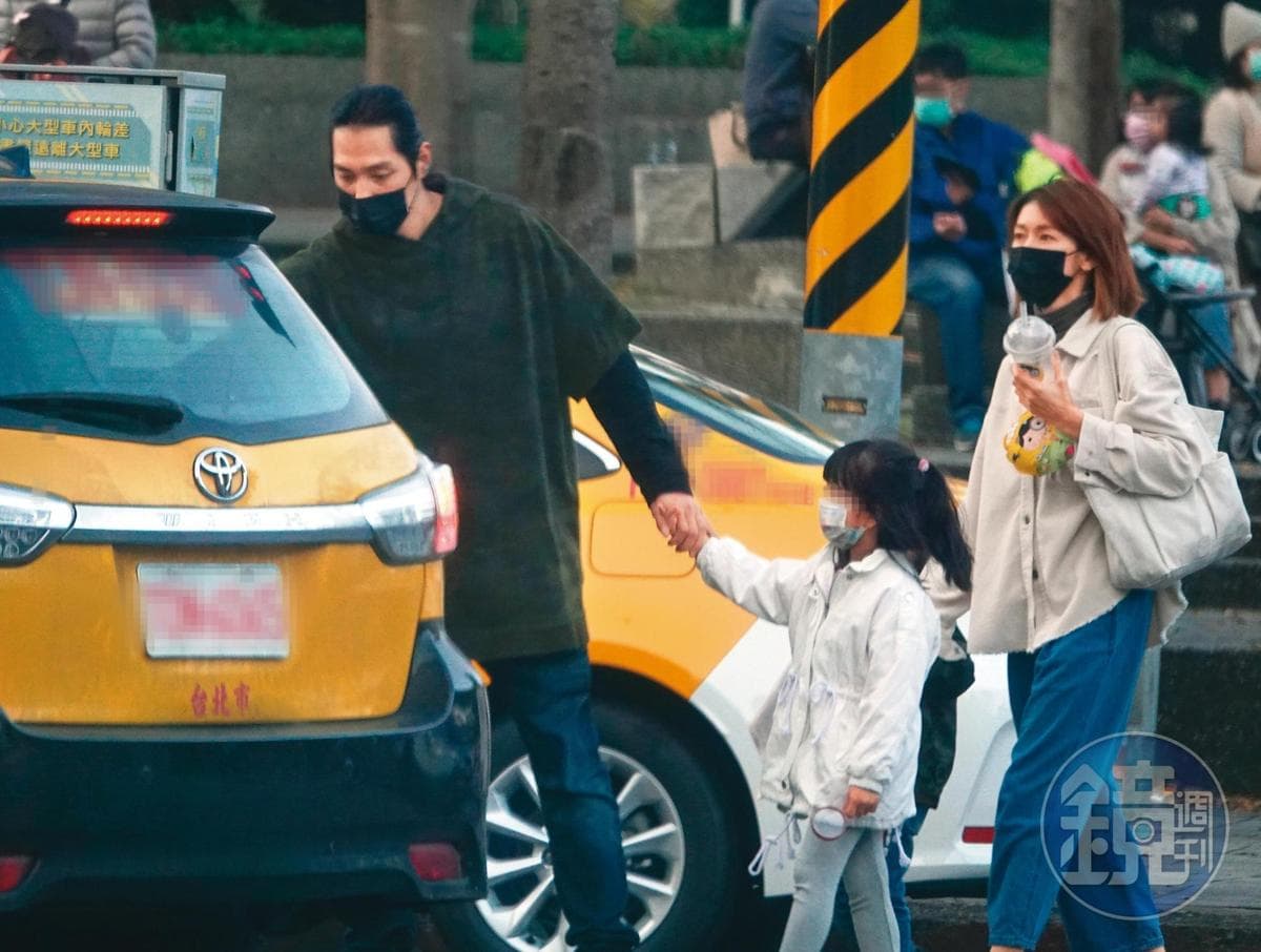 曾恐婚的藍正龍與周幼婷建立幸福家庭,一家四口曾被本刊捕捉享天倫之樂。