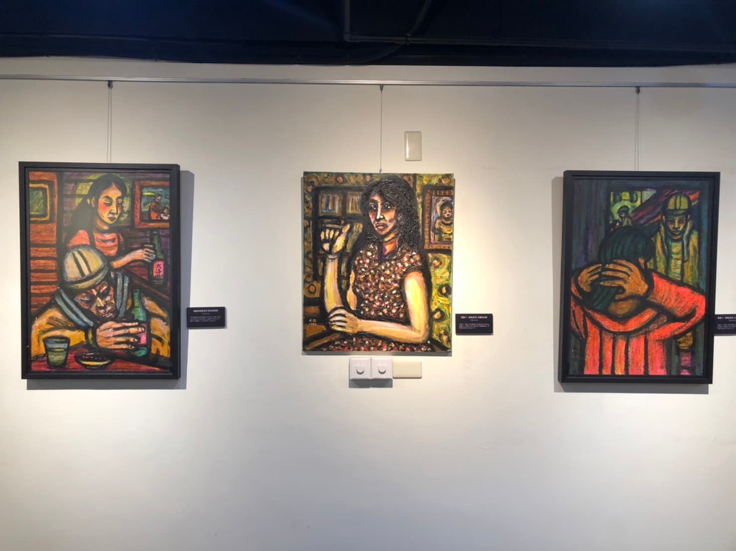 特展展出畫家林大洋所繪港町十三番系列畫作。林大洋以濃厚色彩銘記弱勢族群只為生存的堅毅靈魂,以強烈筆觸烙印他們的美麗、不幸與憂愁。林大洋捐出畫作,支持民間司改會的活動。(司改會提供)