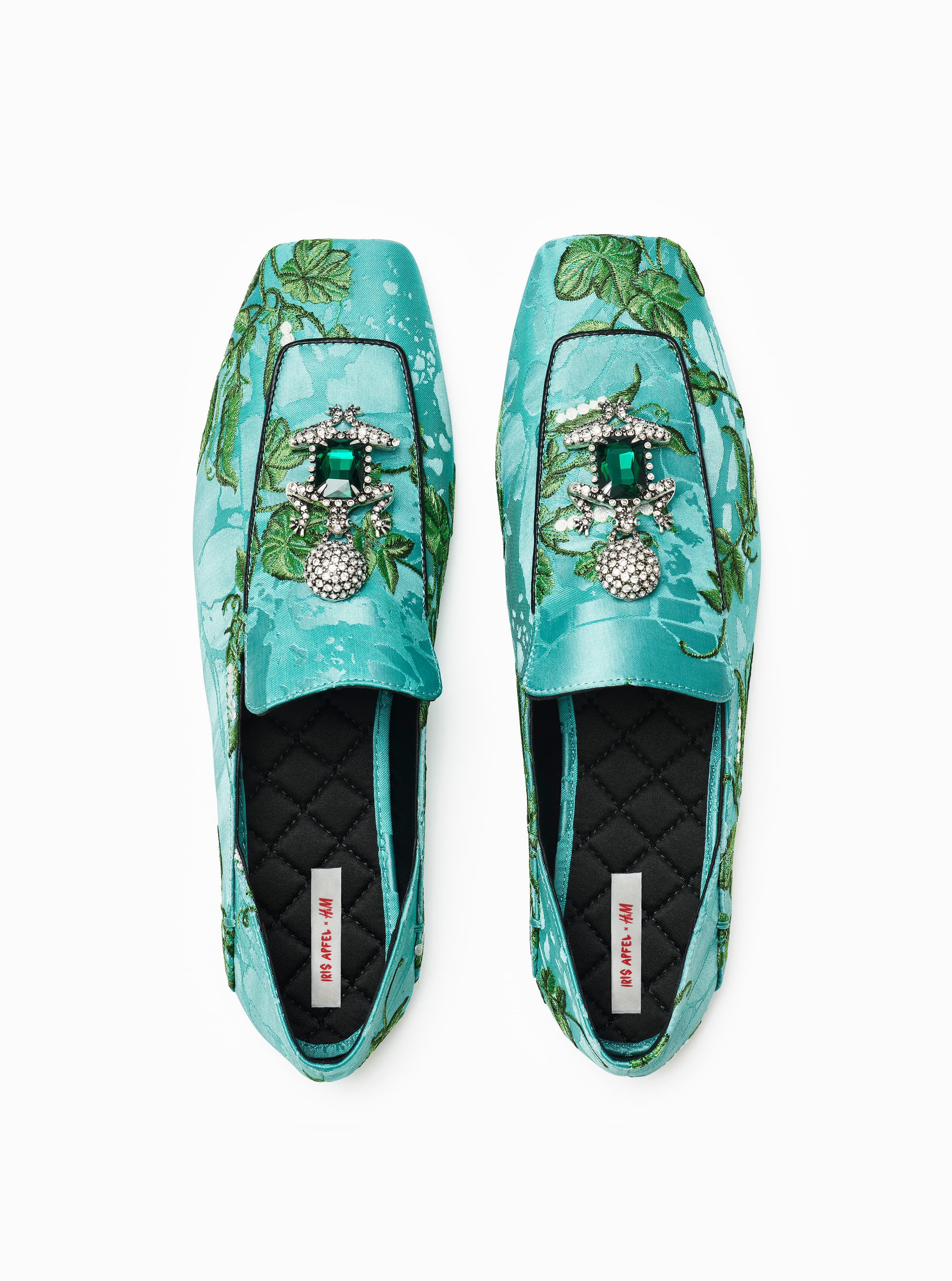 綴飾錦緞花紋家居鞋。NT$4,999(H&M提供)