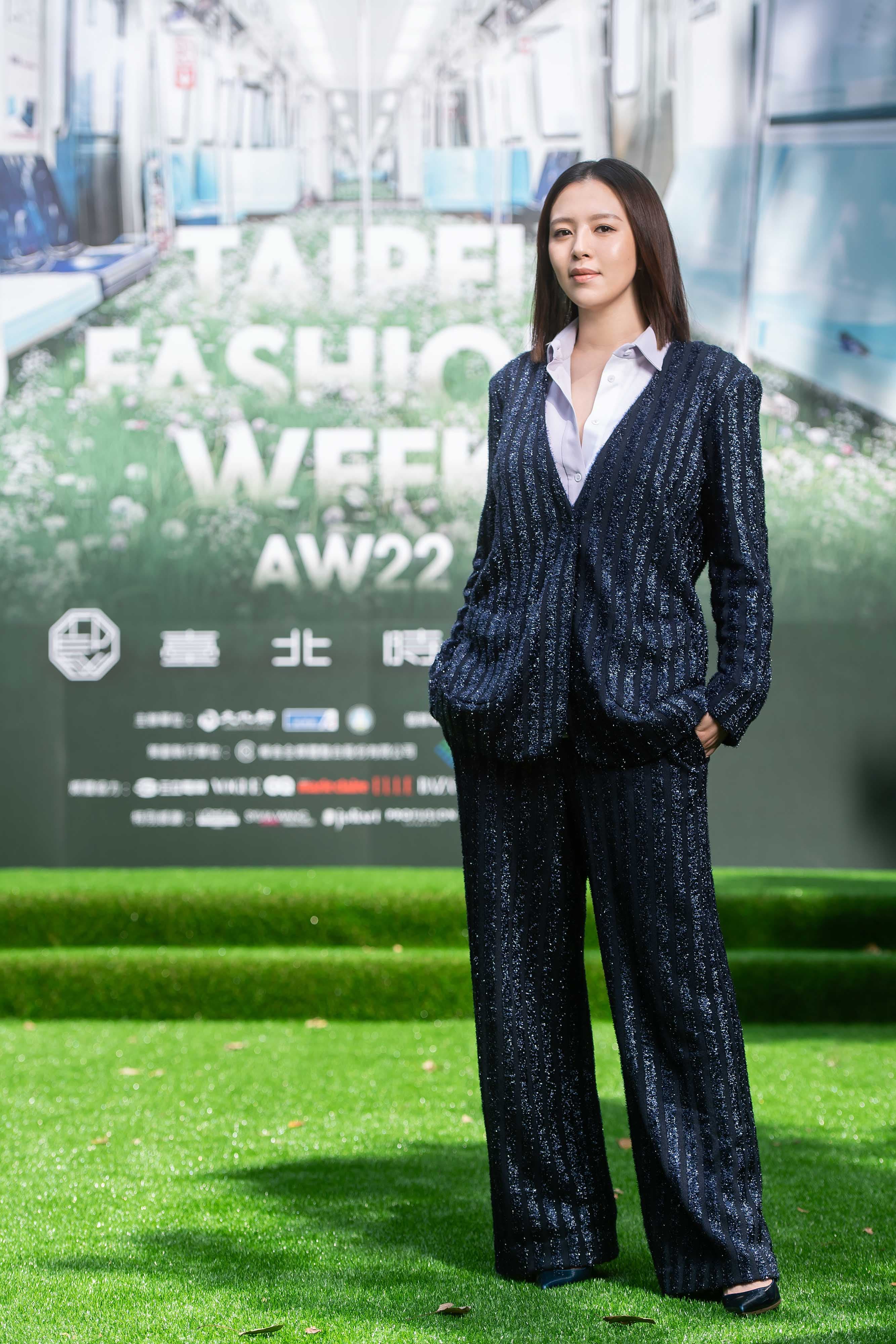 劉品言身穿UUIN藍色亮片條紋西裝,出席臺北時裝週展前記者會。(文化部提供)