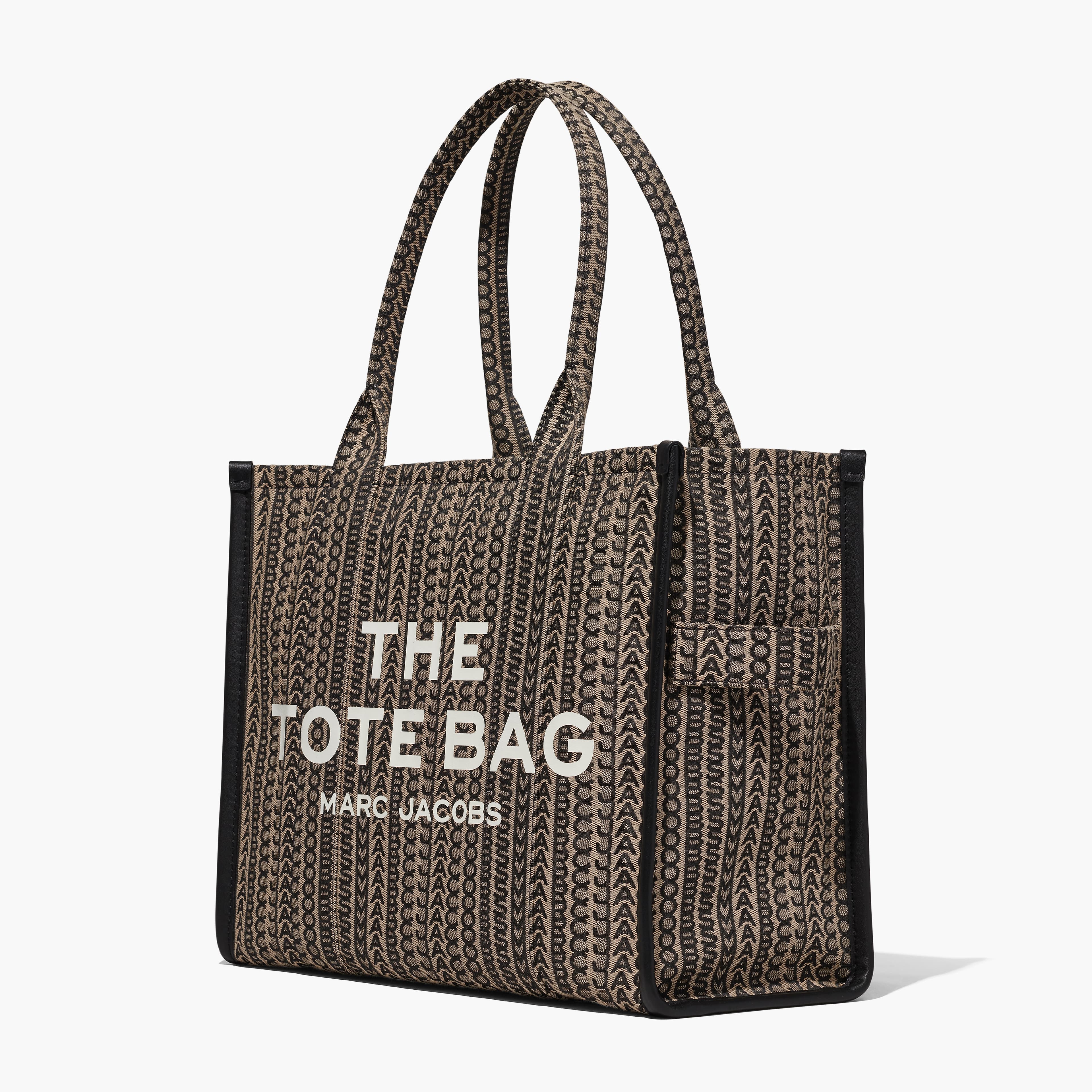 Marc Jacobs灰黑Monogram細紋緹花帆布The Tote Bag。NT$16,900(俊思提供)