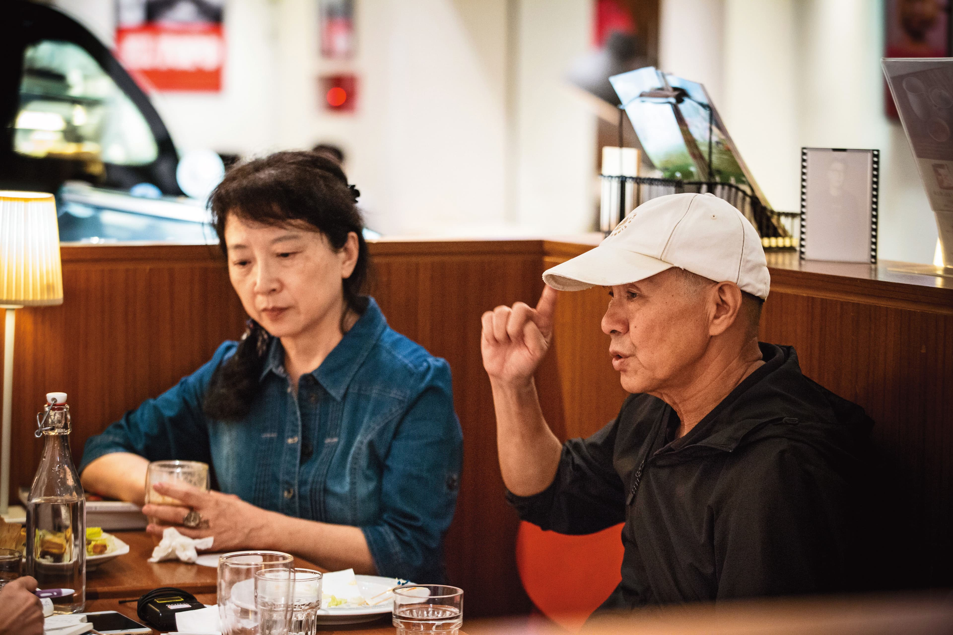 朱天文(左)與侯孝賢(右)合作41年,編劇與導演默契太好,往往一人開了個頭,另一人就能把話接下去,似乎連呼吸都一致。