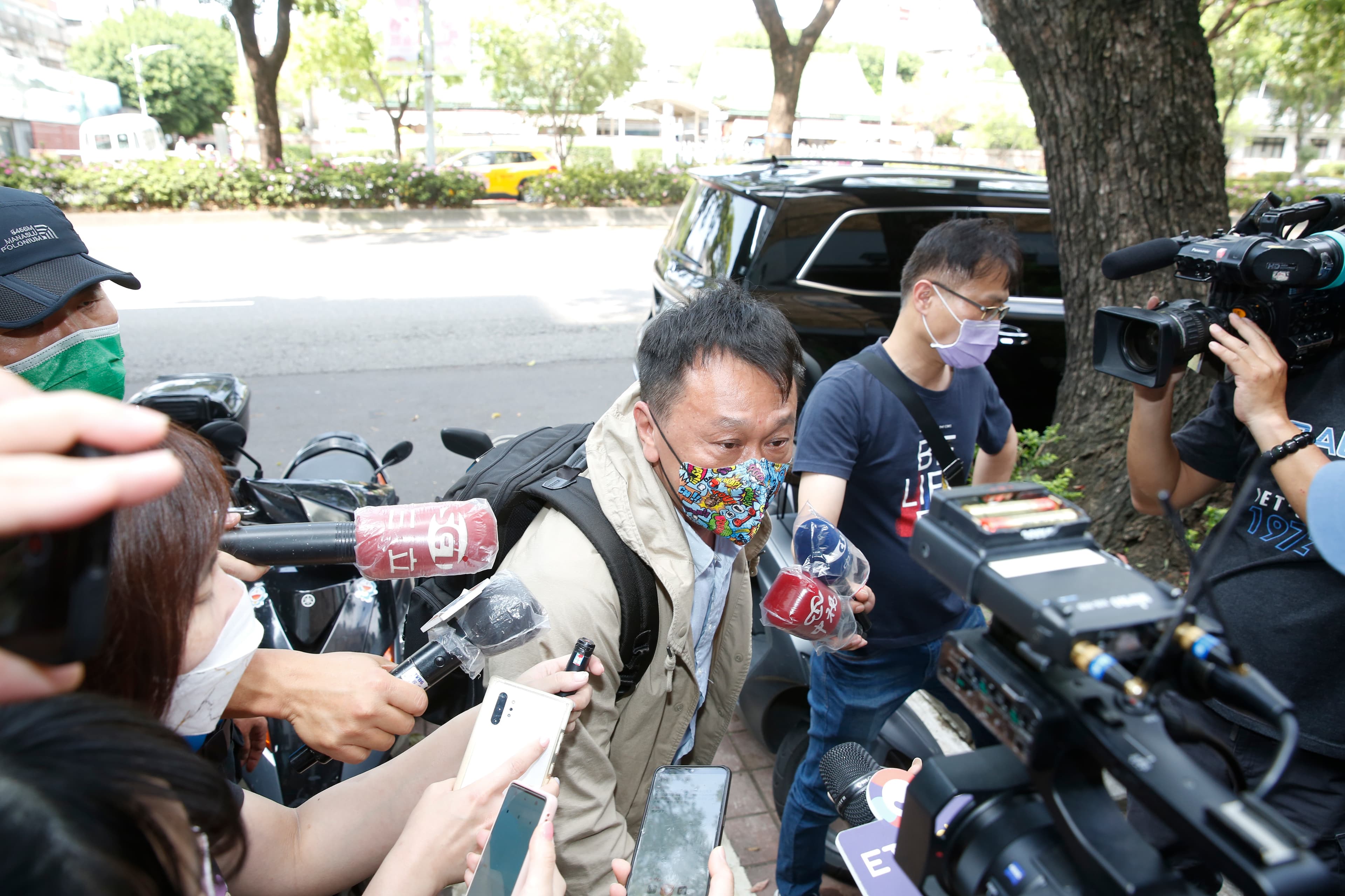 游安順表示從高雄回到台北直赴顧寶明靈堂,連行李箱都來不及先放回家。