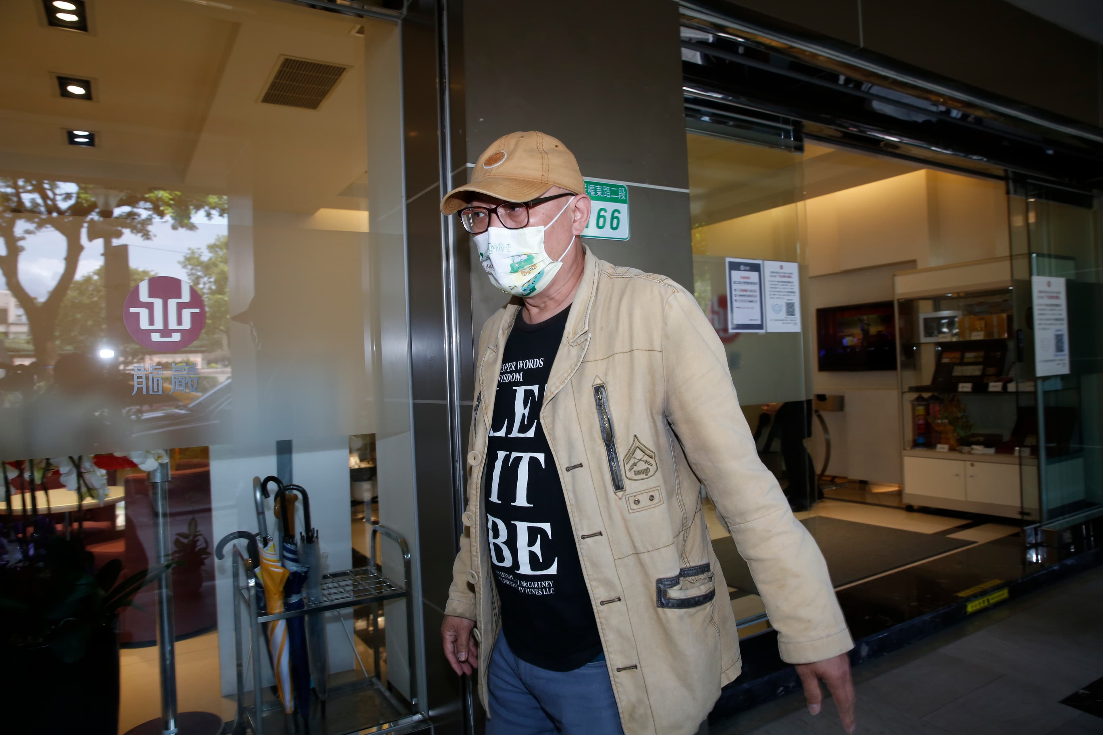 鄧安寧到顧寶明靈堂致意。