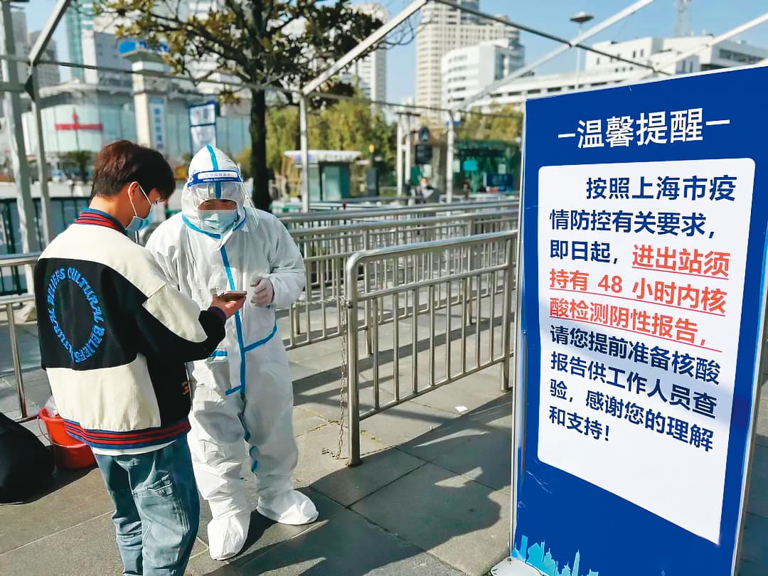 中國最大城市上海也拉警報,公共運輸幾乎封閉。(翻攝微博)