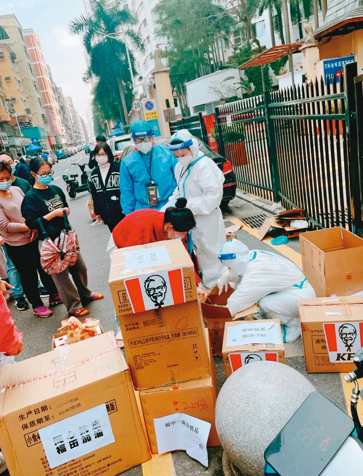 中國各城市小區陸續封閉後,政府連忙送民生物資給民眾。(翻攝微博)