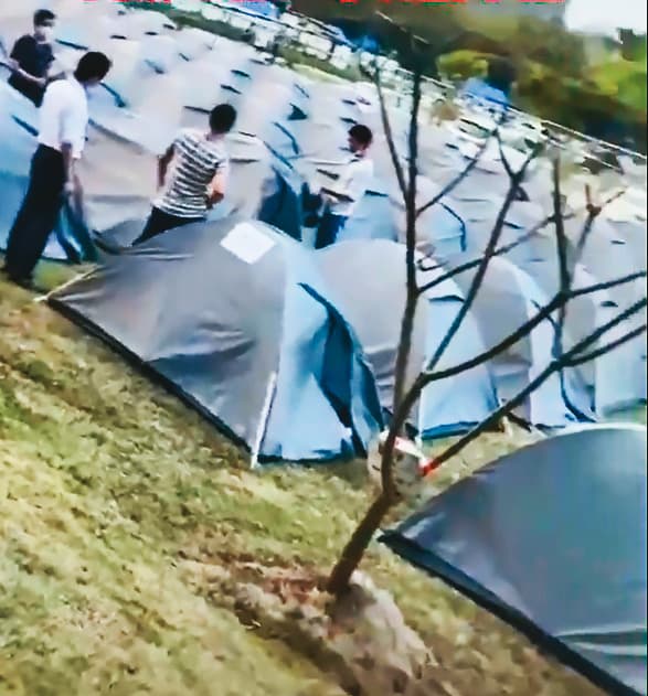 正崴員工露宿帳篷,自嘲難得能在工廠野營。(讀者提供)