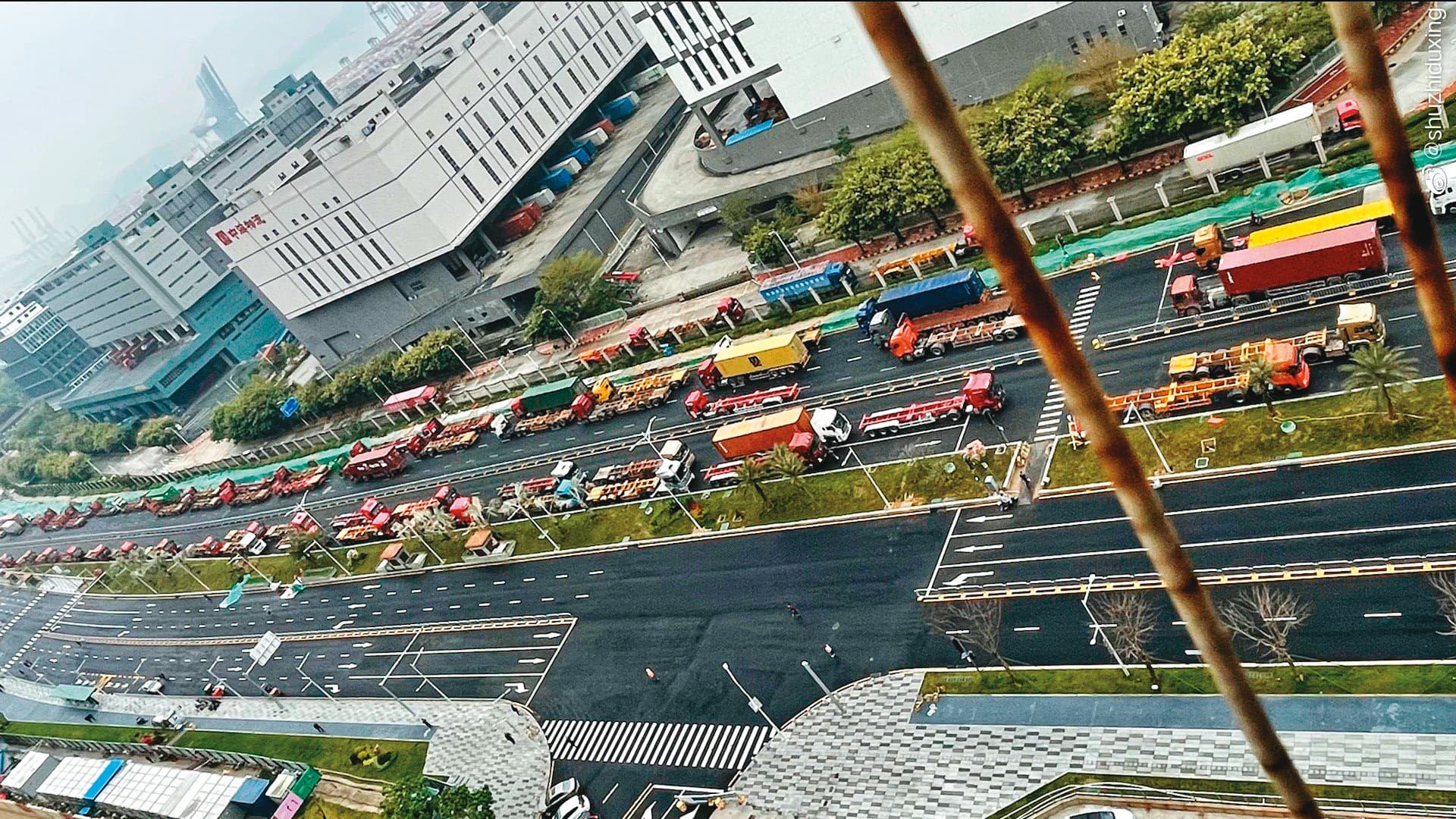 珠三角疫情爆發,物流連帶出問題,主要出口港鹽田港大塞車。(翻攝微博)