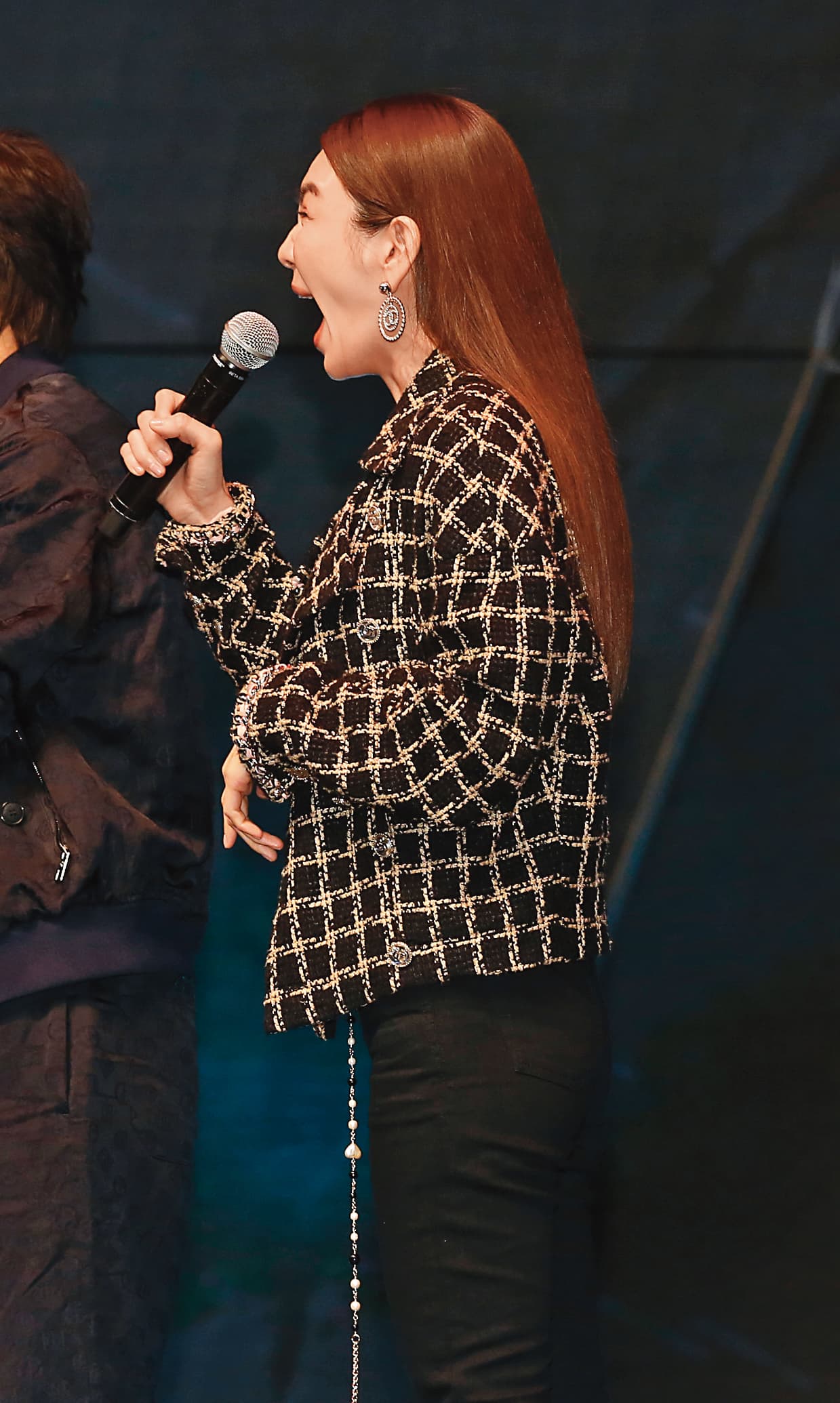 世風日下,女主角不只要有演技,還要有口技,Ella嘴大到可吞麥克風…嗯…不可以色色。