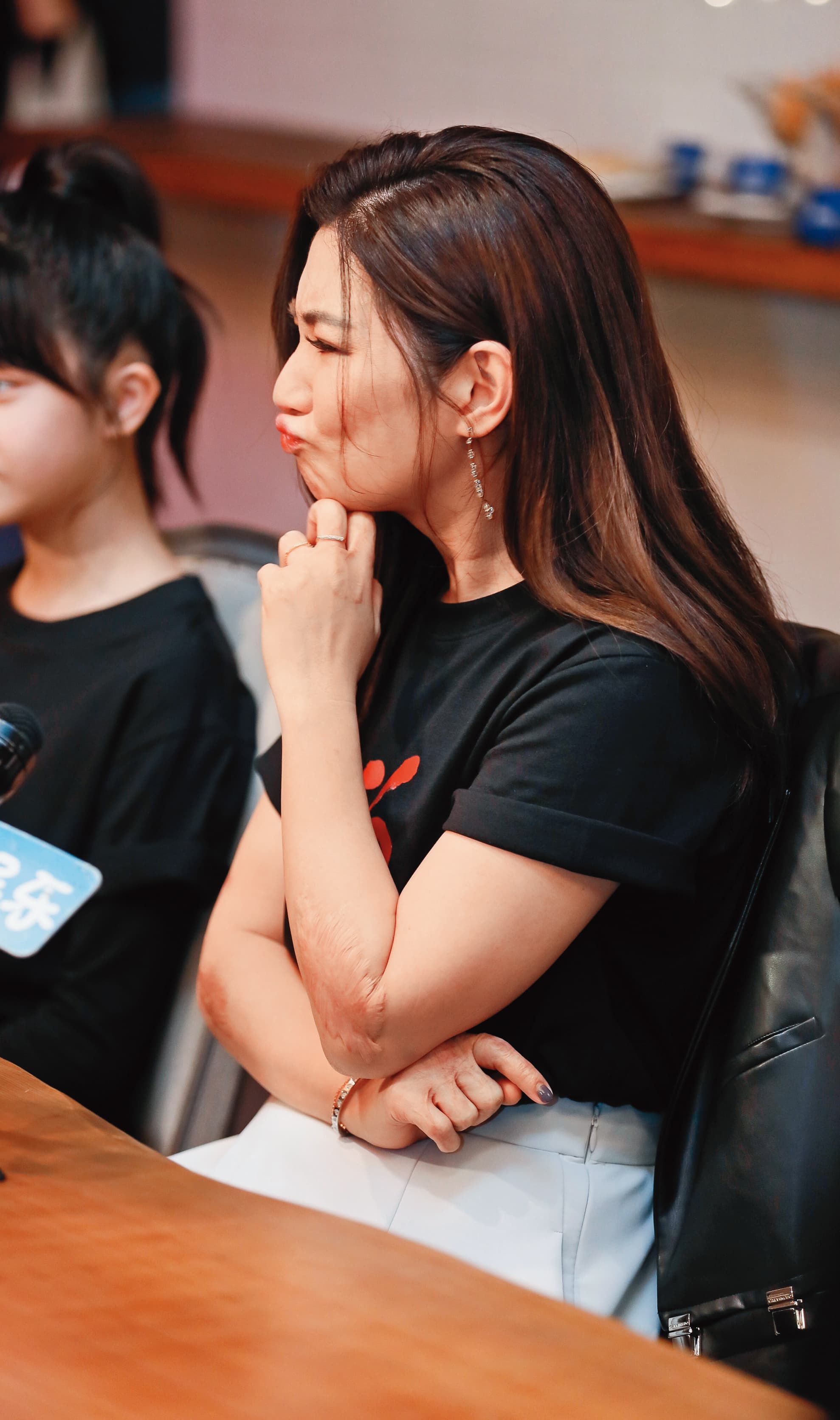 Selina官宣戀情自稱「女人四十一枝花」,都嘟嘴了,男友還不趕快湊上來!(推)
