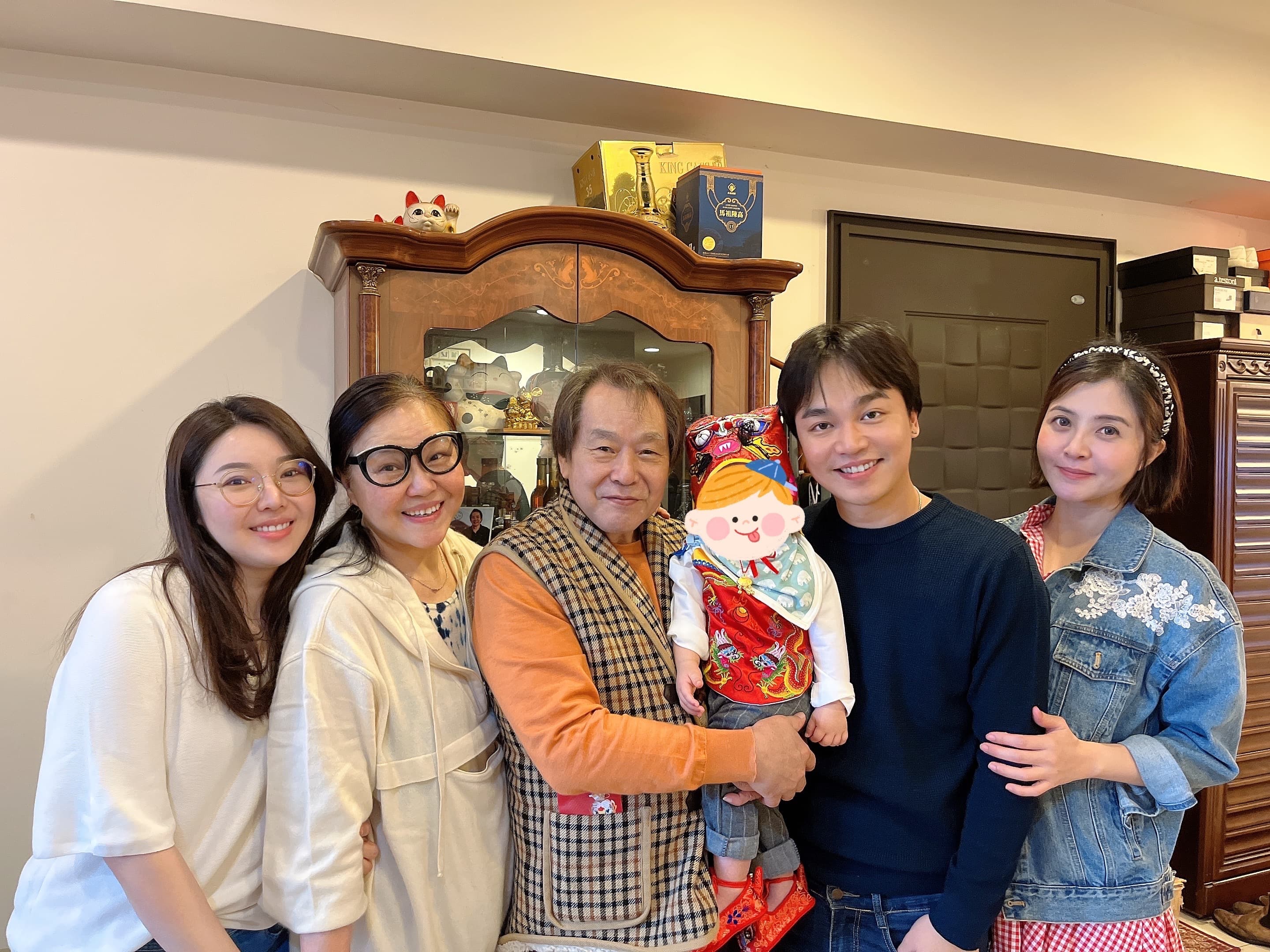 李亮瑾(右起)和張峰奇及父親張魁等家人,對小孩未來期望都不同。(李亮瑾提供)