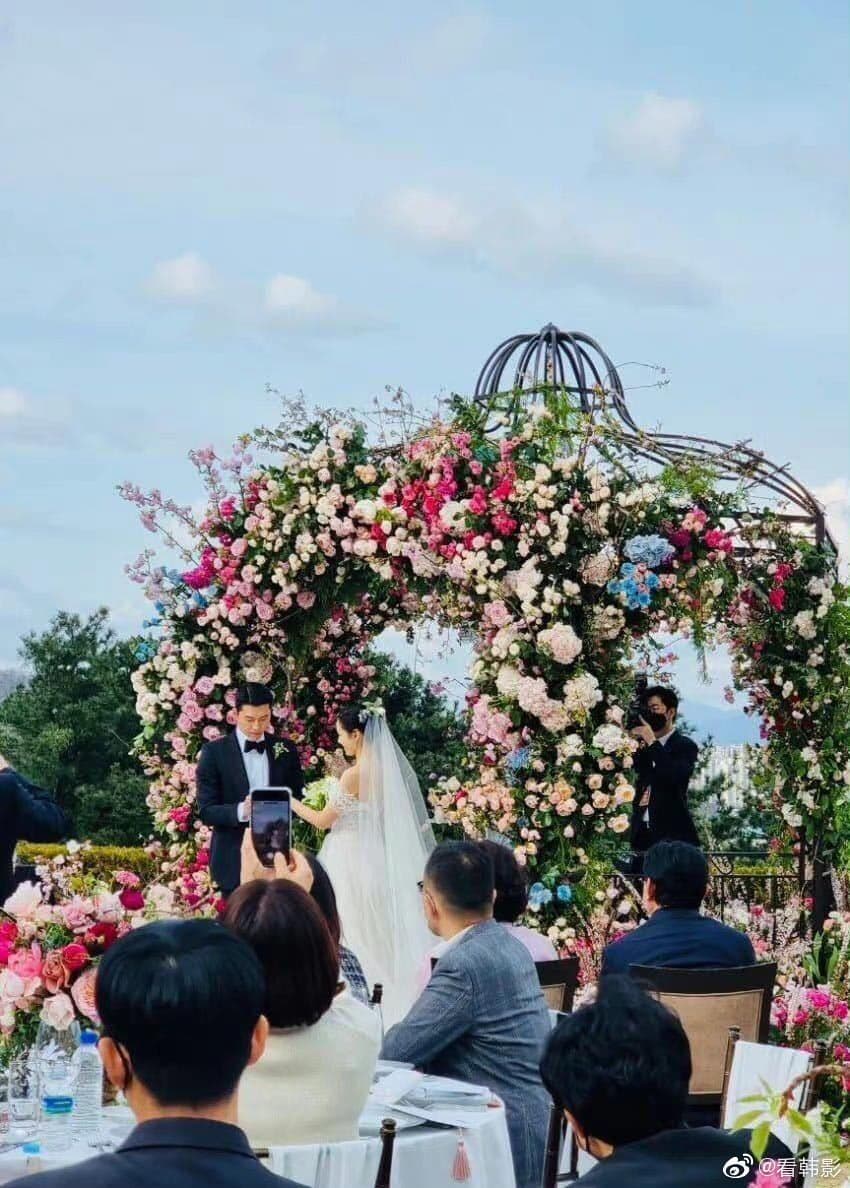 玄彬與孫藝真在眾人祝福下交換婚戒。(網路圖片)
