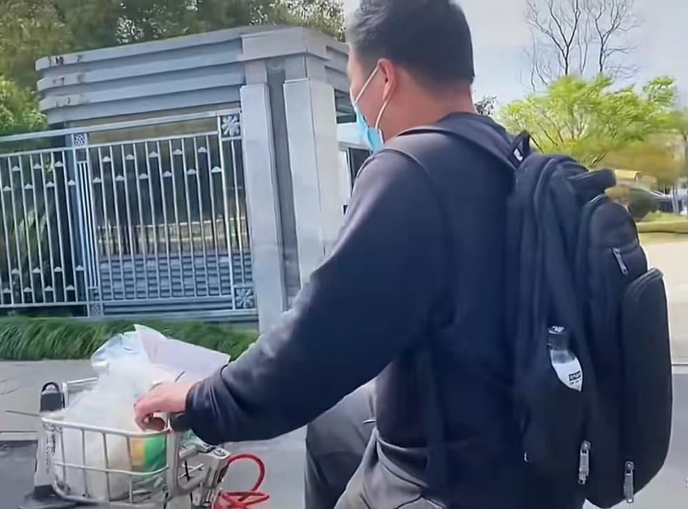 孟偉因為孩子生病因素,當起外送員。(翻攝自每日頭條)