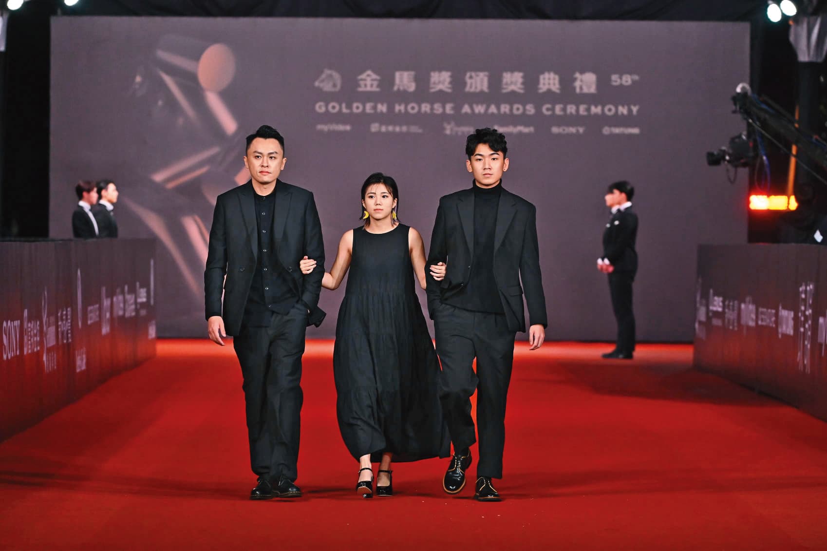 任俠(左起)去年率演員李珮怡和孫君陶出席金馬獎。(翻攝自金馬獎臉書)