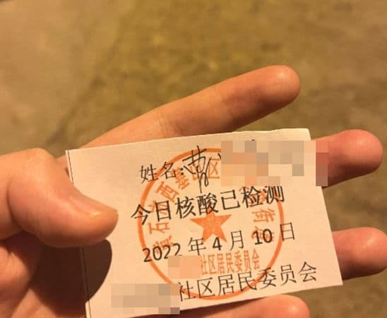 武漢深夜要民眾進行採檢,不少人漏夜排隊。(翻攝自微博)