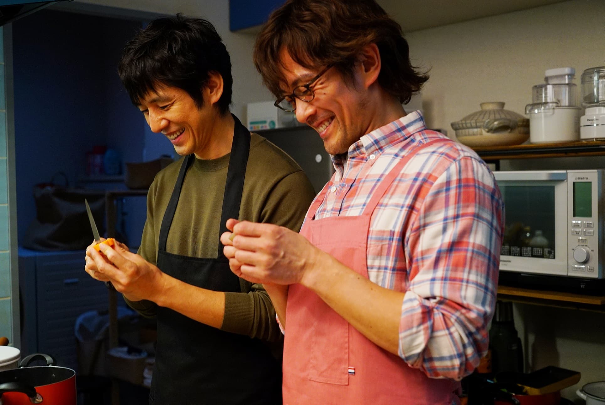 西島秀俊(左)與內野聖陽演出的《昨日的美食》在台深獲喜愛,電影版也開出不錯的票房成績。(車庫娛樂提供)