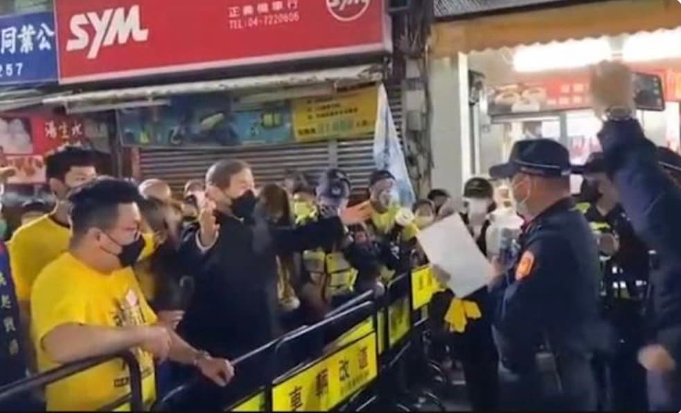 白狼張安樂與警方在大甲媽現場針鋒相對。(警方提共)