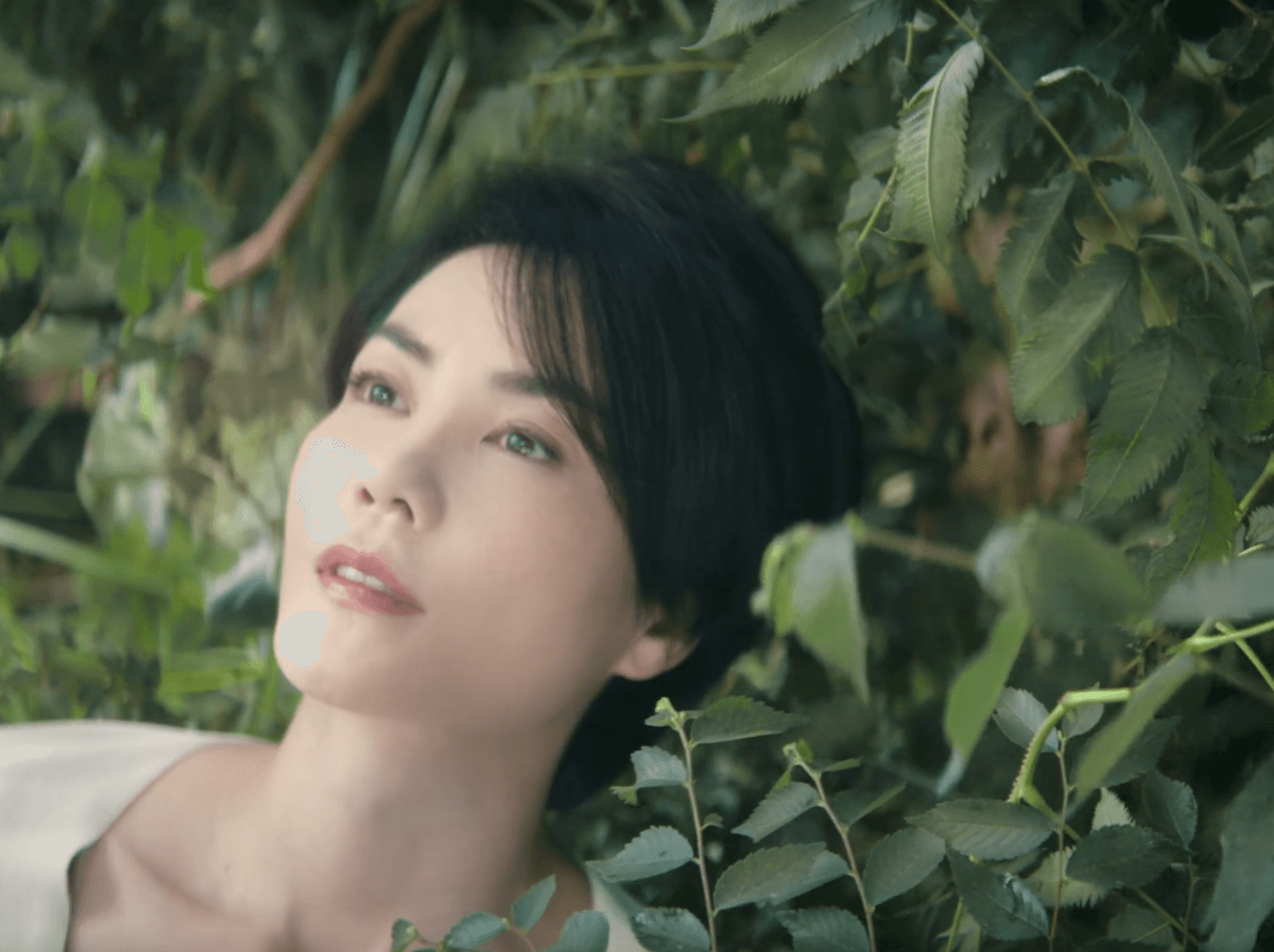 宣傳片裡王菲穿著針織衫與長裙,赤腳走在森林裡,悠閒自在的氣氛令人心醉。(翻攝自neiwai官博)