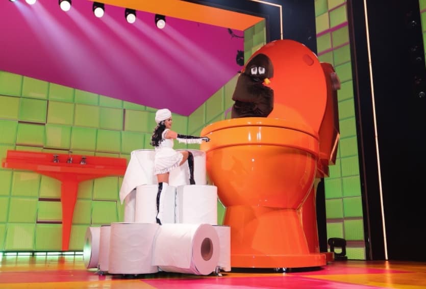 便便先生也跟凱蒂佩芮一起在舞台上的巨大馬桶現身。(翻攝自Katy Perry Instagram)
