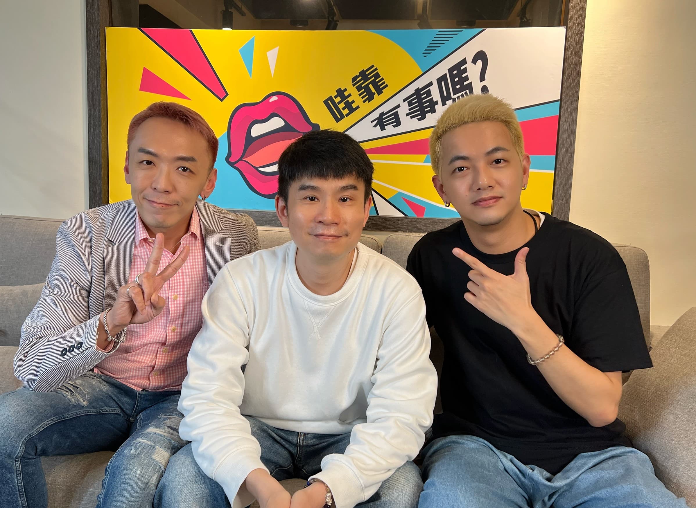 杜政哲(中)上節目,由主持人吳小帽等人問出《華燈》內幕。(《哇靠有事嗎》提供)