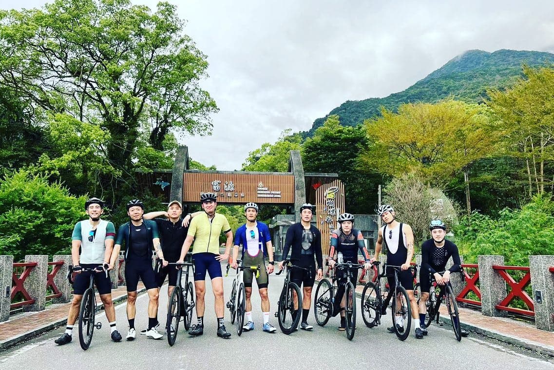 修杰楷(左1)、楊祐寧(左5)、王柏傑(右3)一行人騎車遊花東,其中因有人騎非傳統自行車、而是E-Bike,引起一陣討論。(翻攝自修杰楷臉書)