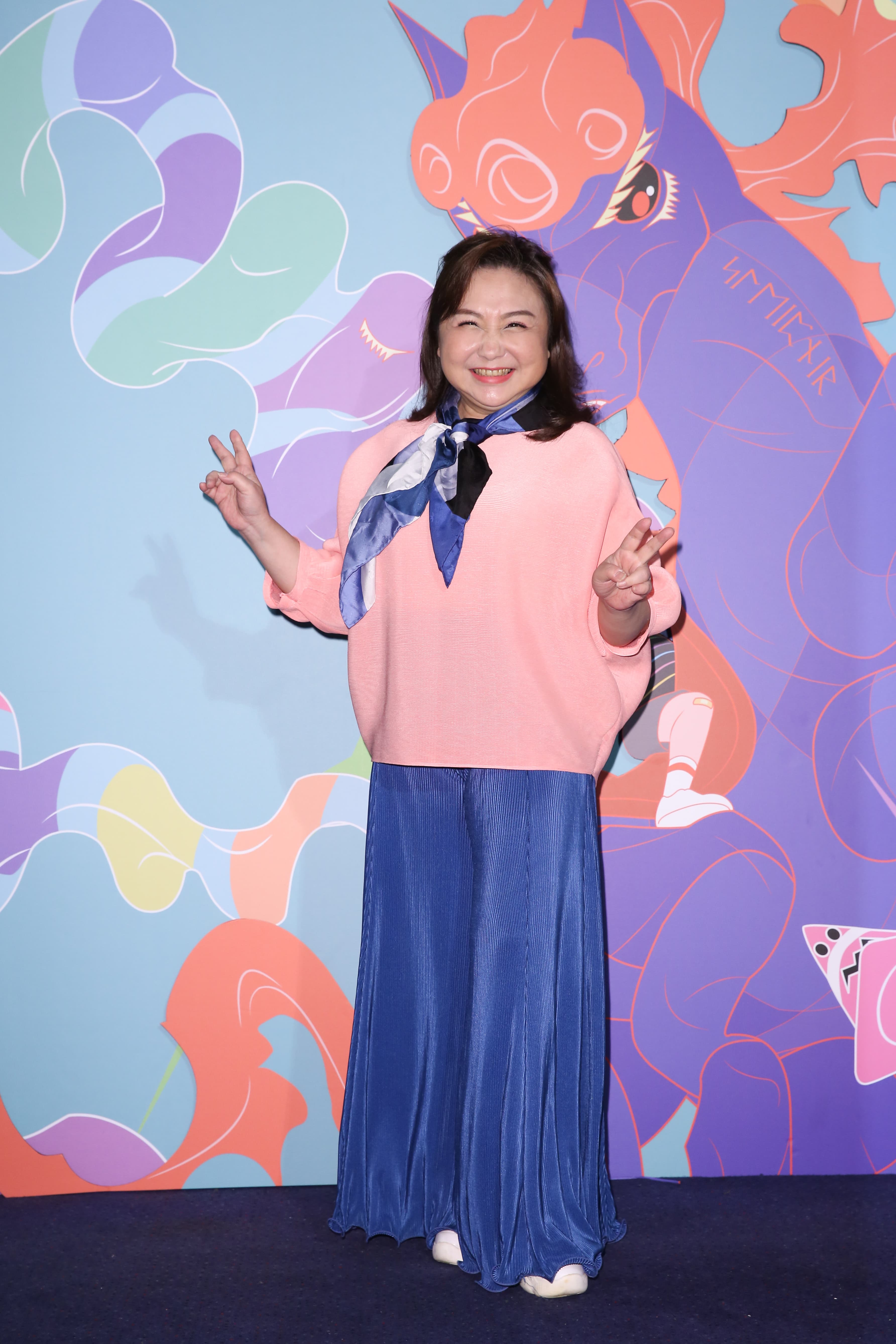 曾在歌壇叱吒風雲,也是知名廣播DJ的鄭怡首度演出影集,被林哲熹抱的她嬌嗔為何導演不多拍幾次。