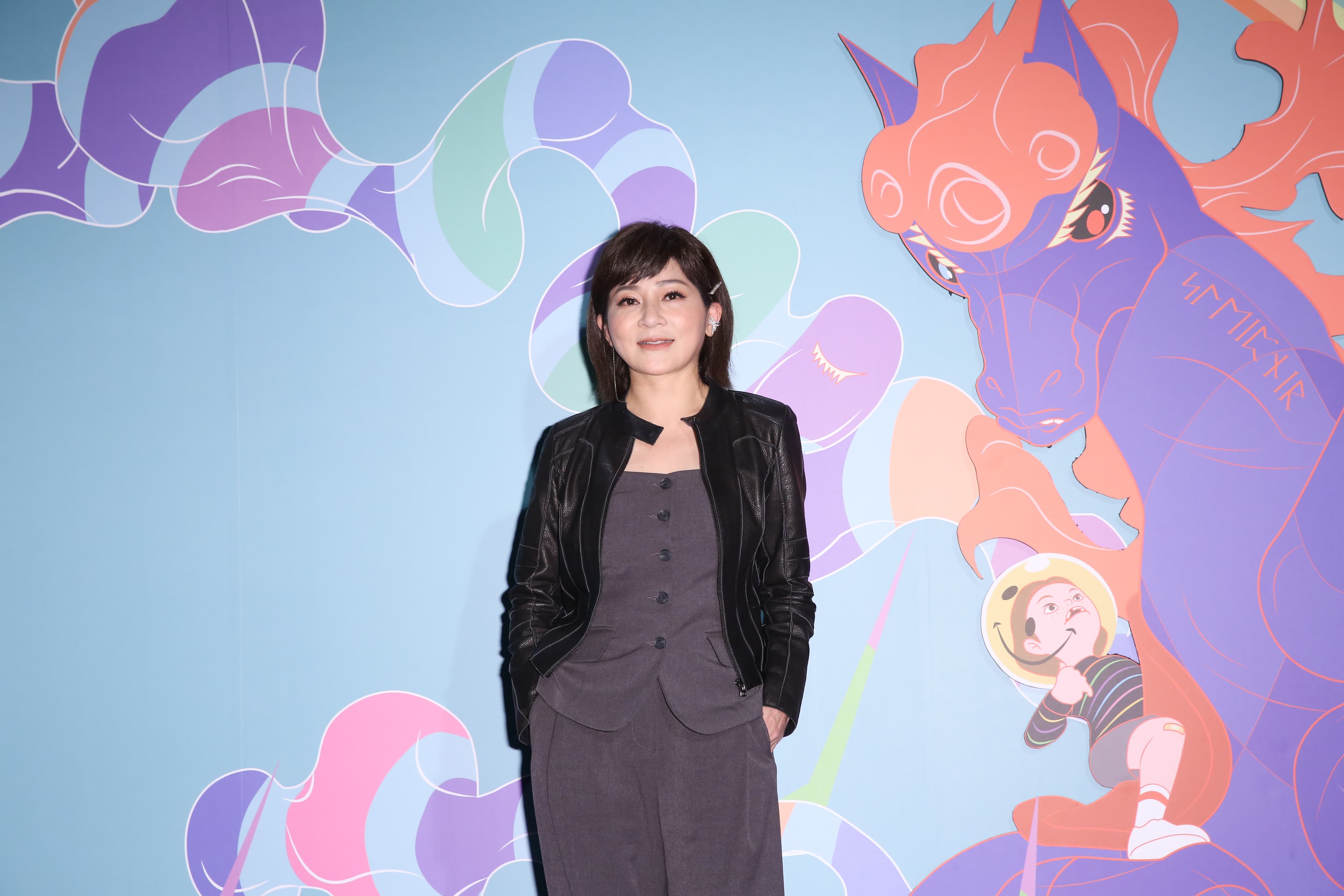 王彩樺形容自己化老妝過程都是躺著化,猶如「化大體」。