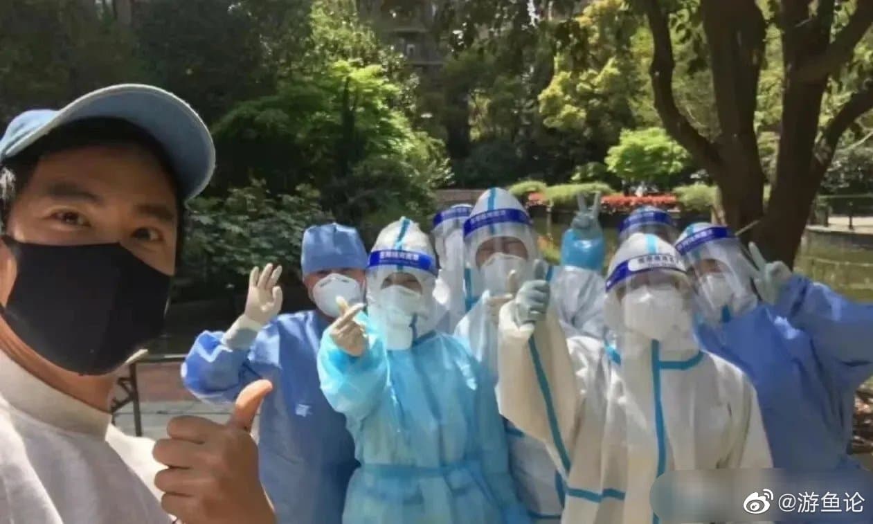 彭于晏與幫助社區防疫的義工合照。(網路圖片)