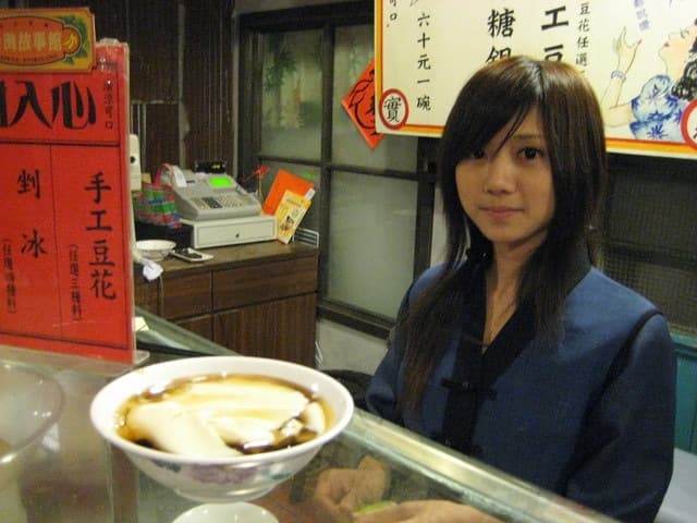 「豆花妹」蔡黃汝當年的舊照日前再度引起鄉民熱烈討論。(翻攝自PTT)