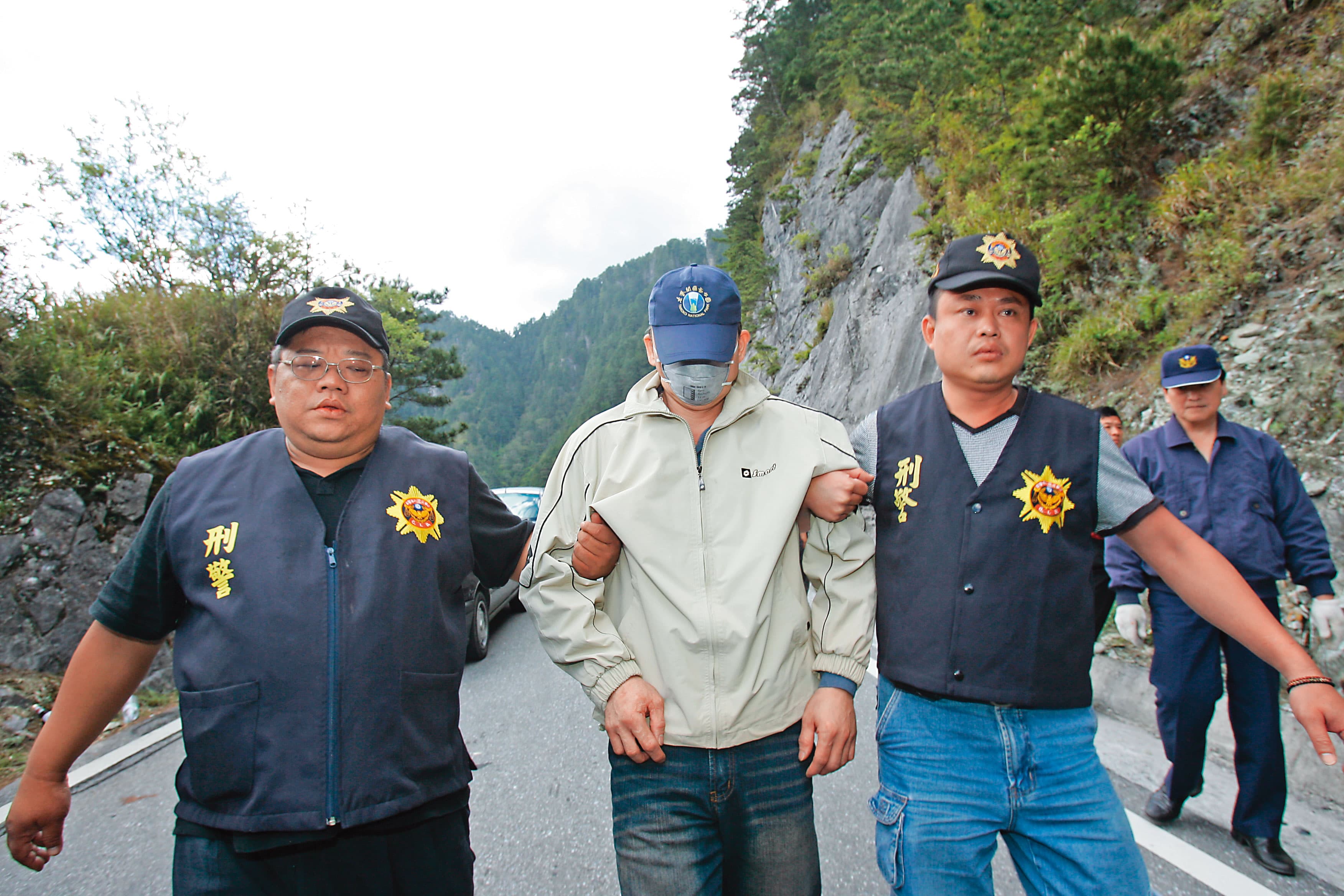 警方認定黃清波(左)涉嫌重大,將他帶至合歡山區尋找陳女屍體。