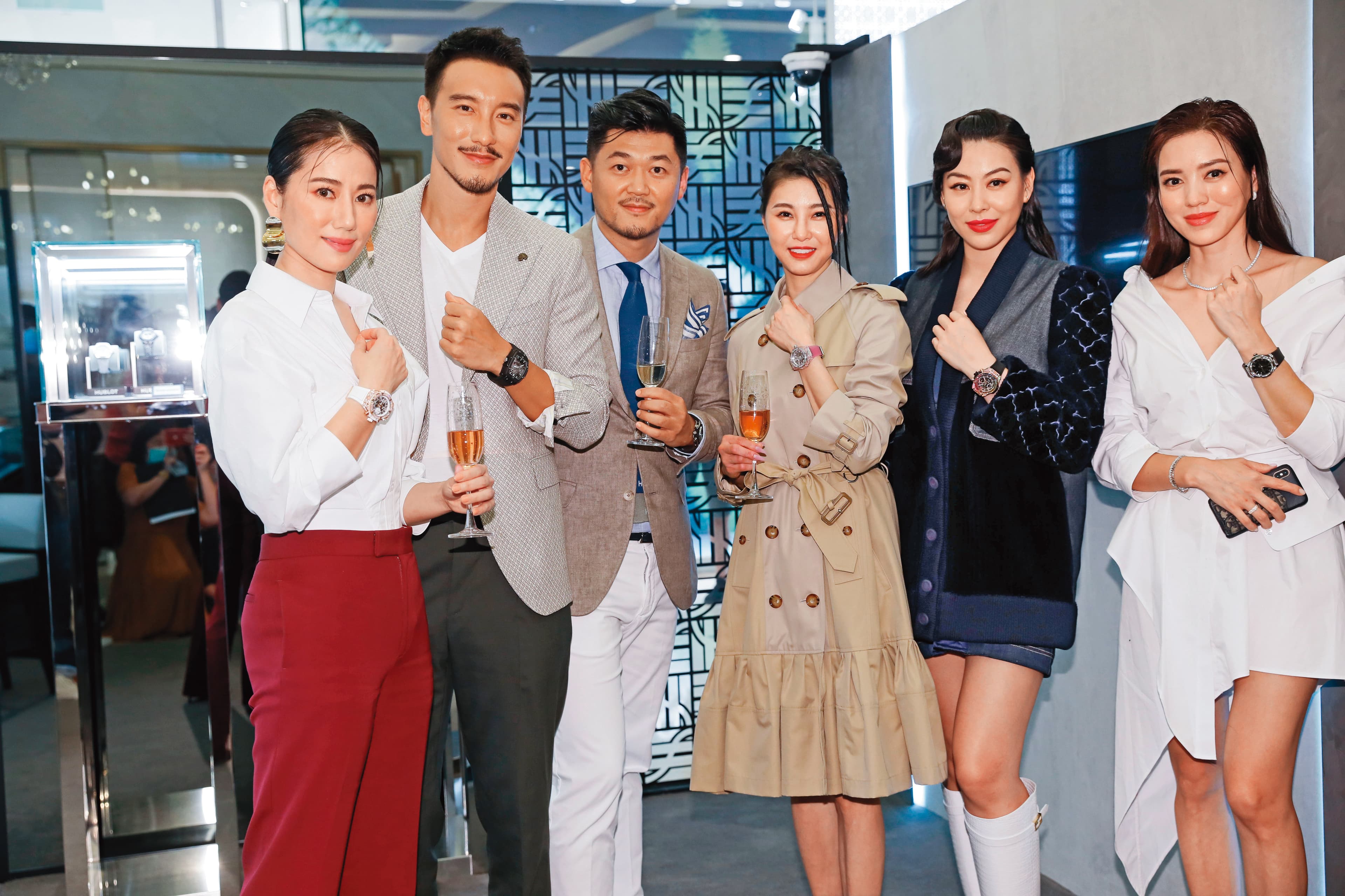 孫瑩瑩(右三)以名媛身分出席不少時尚活動,她也是娛樂新聞報導名流私事的代表對象之一。左起盧南君、王陽明、奚瑋、蔡詩芸、林牧潔。(翻攝自孫瑩瑩IG)