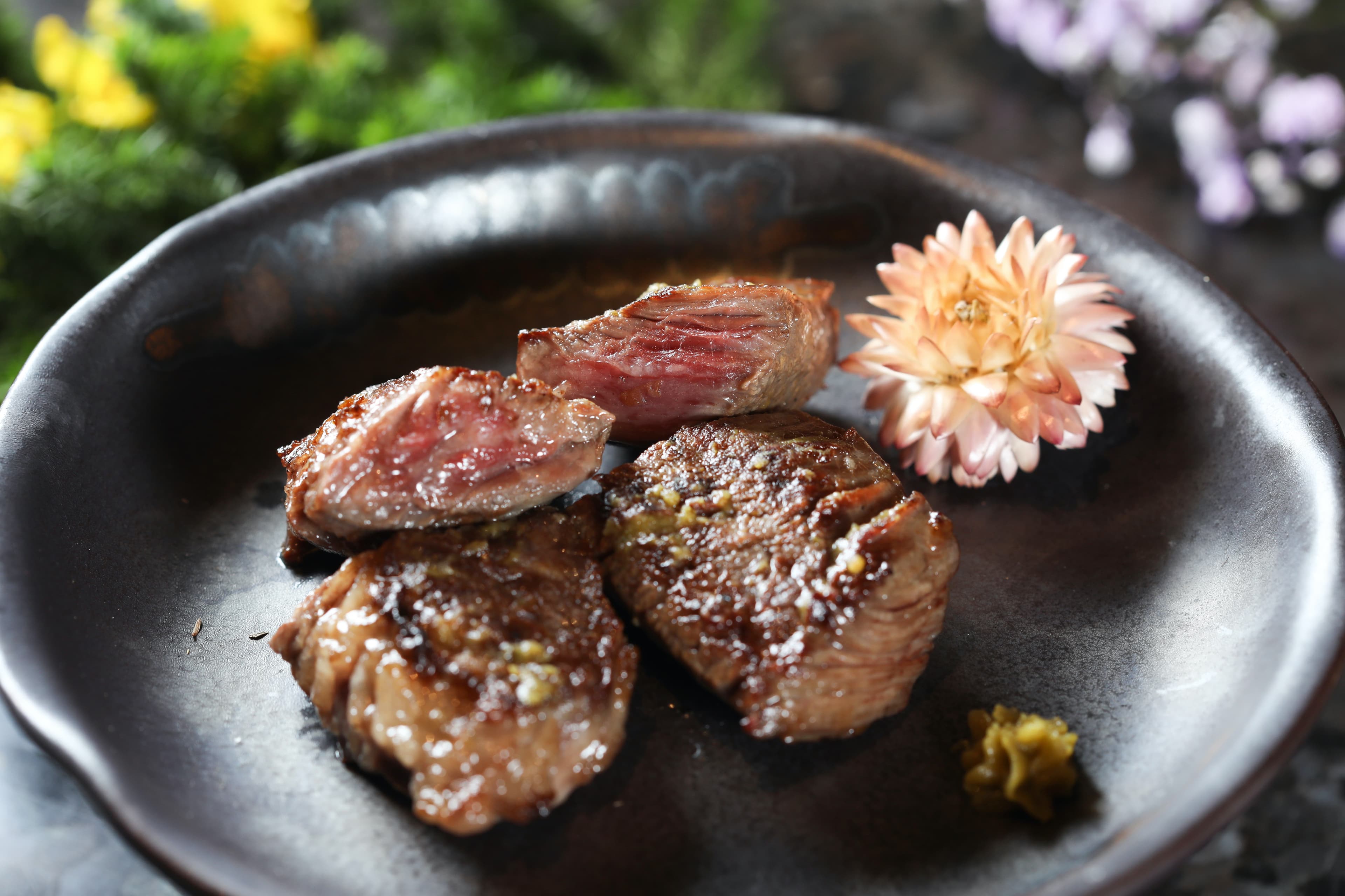 豪邁厚切的「澳洲產和牛厚切橫隔膜」,肉味濃郁,佐搭酒感重的清酒,旗鼓相當。(720元/份)