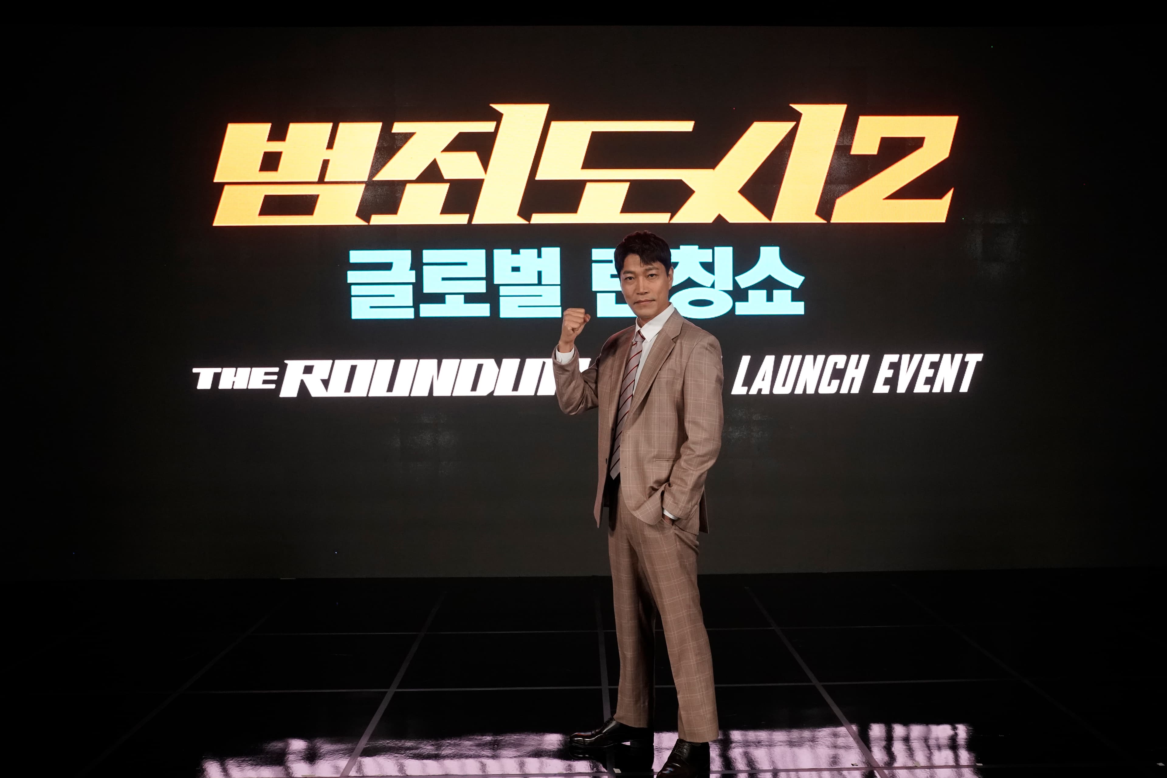 崔貴華講到拍《犯罪都市2》時,道具槍故障無法發射,導演卻遲不喊「卡」讓他硬著頭皮演了好久。(車庫娛樂提供)
