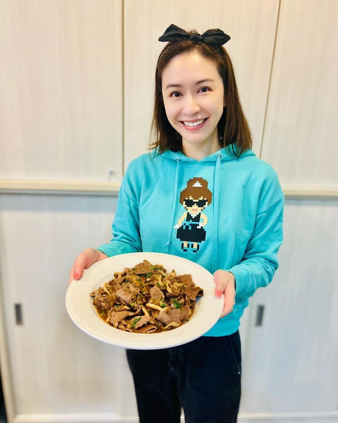 蔡依珊下廚料理了一道「蕈菇炒牛肉」,提醒大家多補充蛋白質及多醣體,增強抵抗力。(翻攝自蔡依珊臉書)