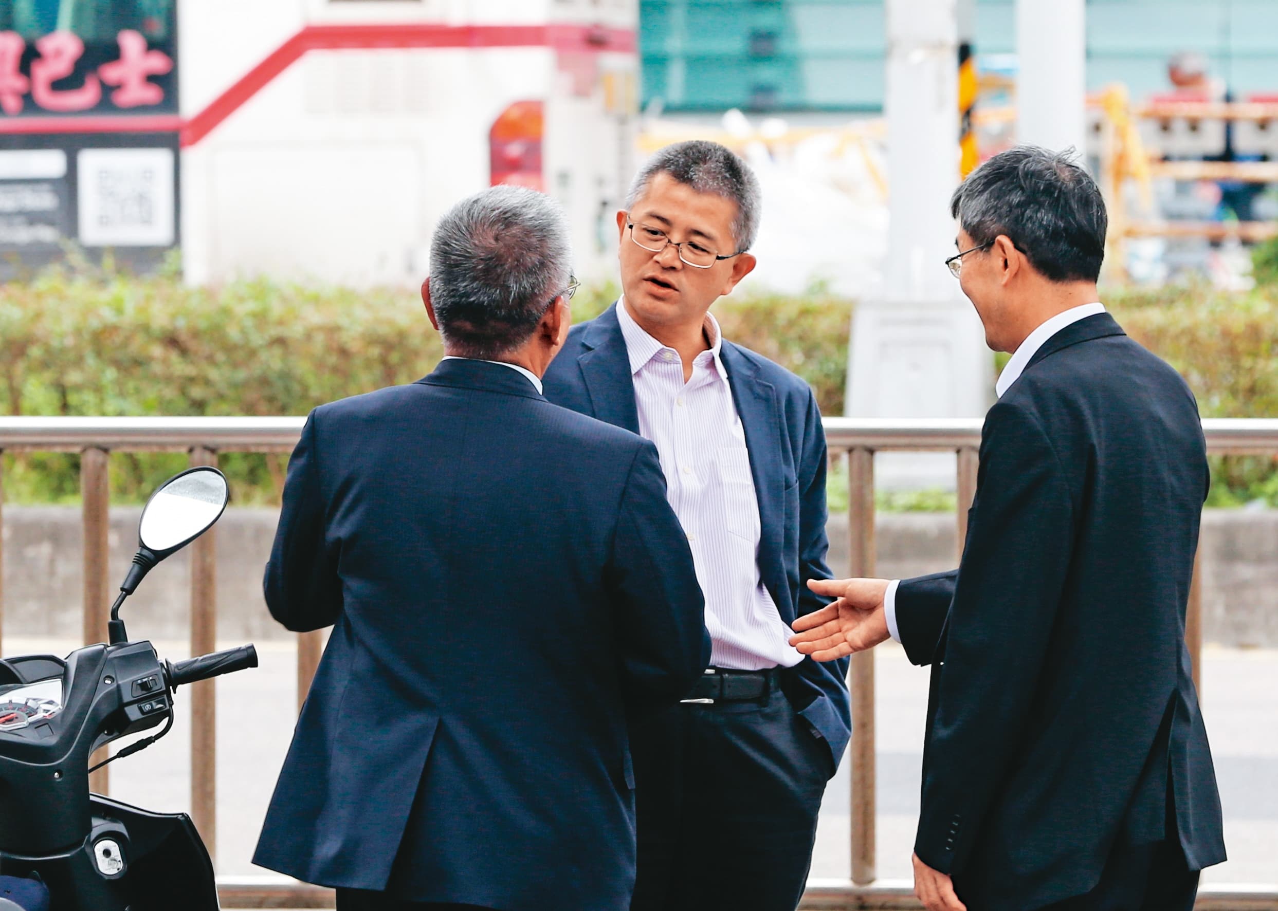 新光金大股東洪士琪(中)3月底就在董事會上提議成立合併案工作小組。