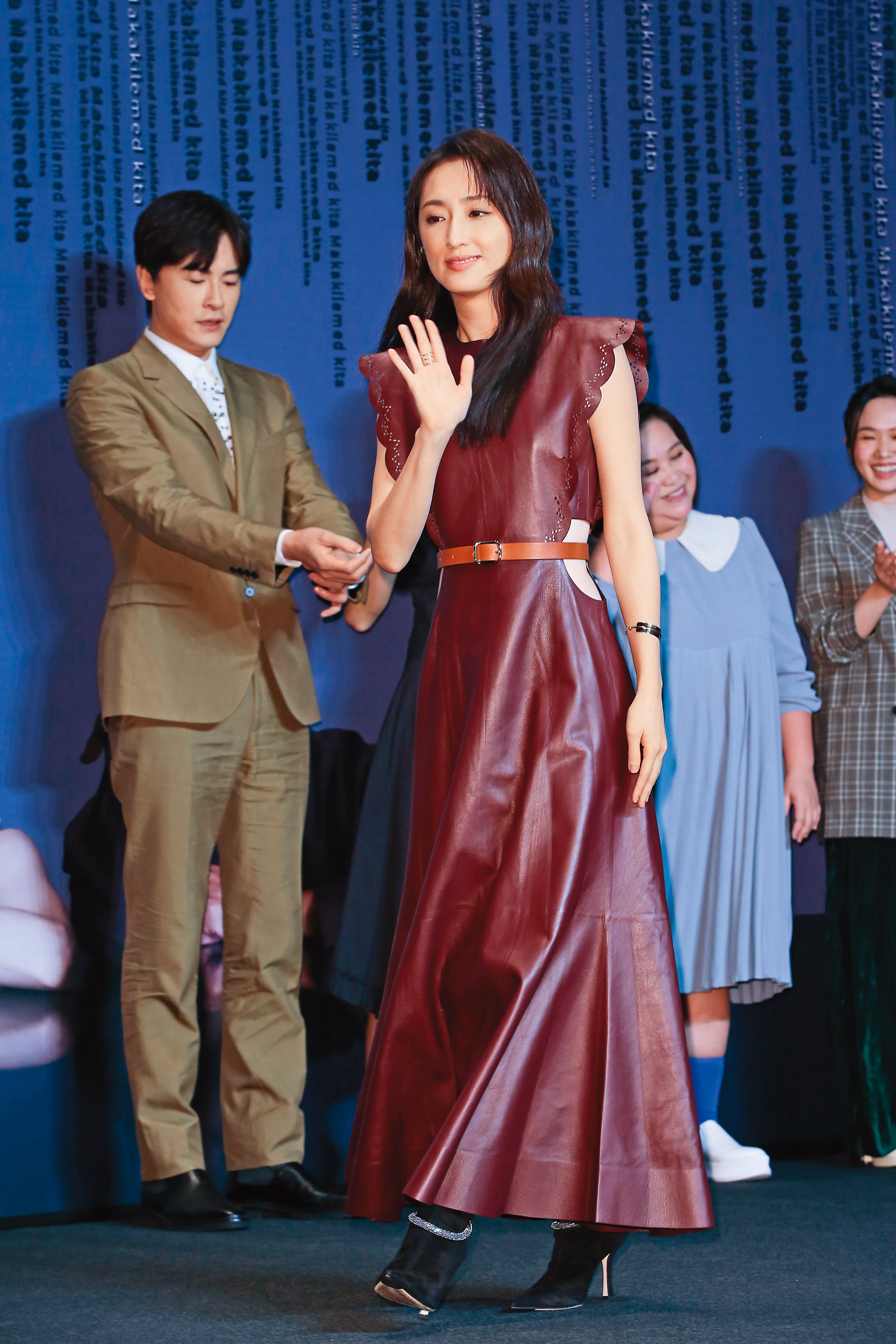 柯佳嬿去年在《無神之地不下雨》與鄭元暢(左)飾演雲之神和風之神。