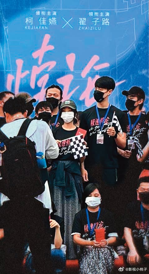 柯佳嬿(後排右三)目前在珠海拍攝以賽車場為背景的新戲《極速悖論》。(翻攝自影視小桃子微博)