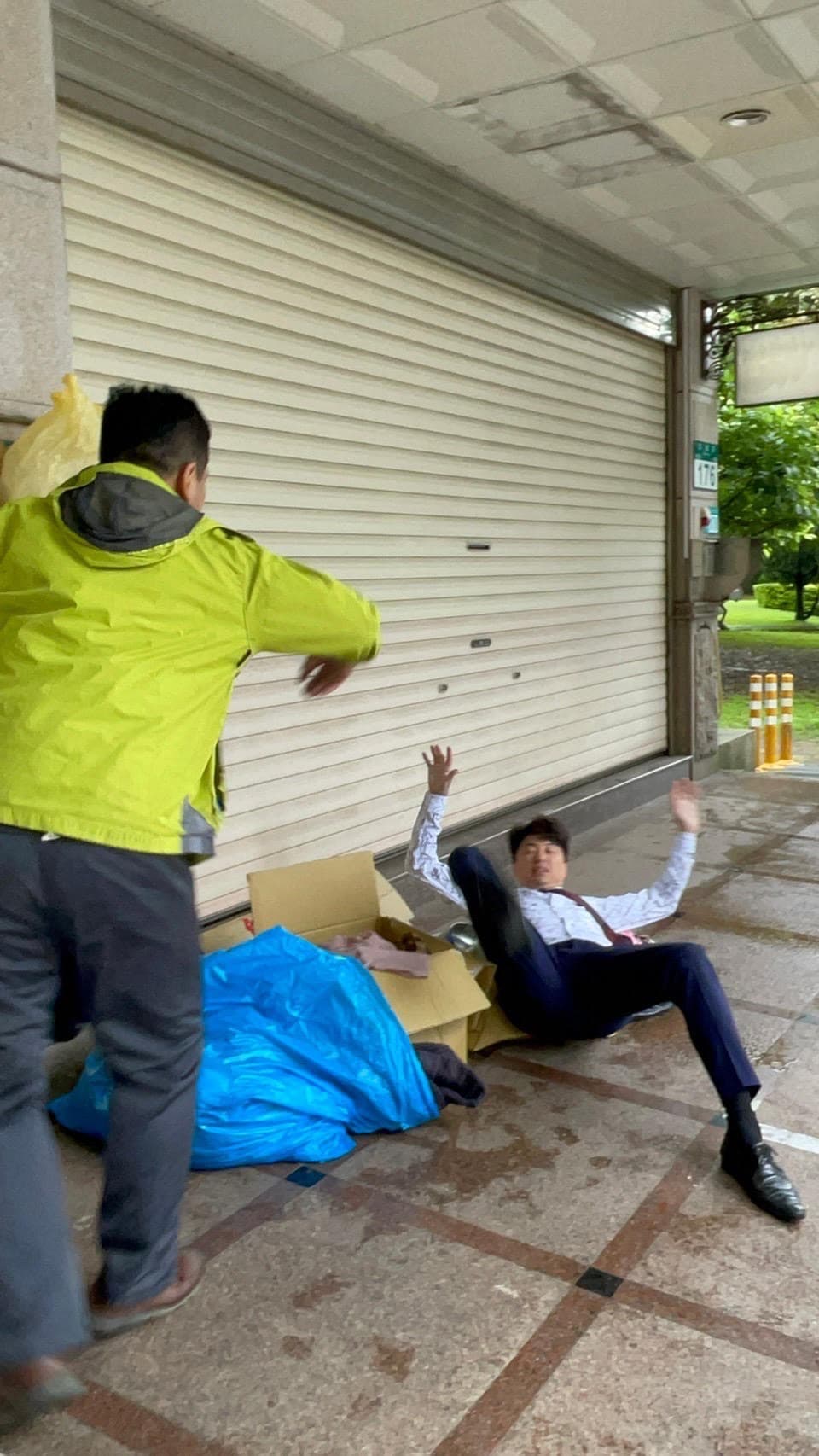 《黃金歲月》吳皓昇劇中飾演反派大魔王,開始落難。(民視提供
