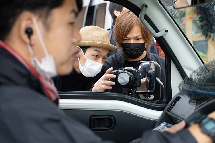 上田慎一郎(戴帽者)在拍攝《急急復雞雞》前為團隊明確制動勞動基準,希望提供一個良好的工作環境。(華映娛樂提供)