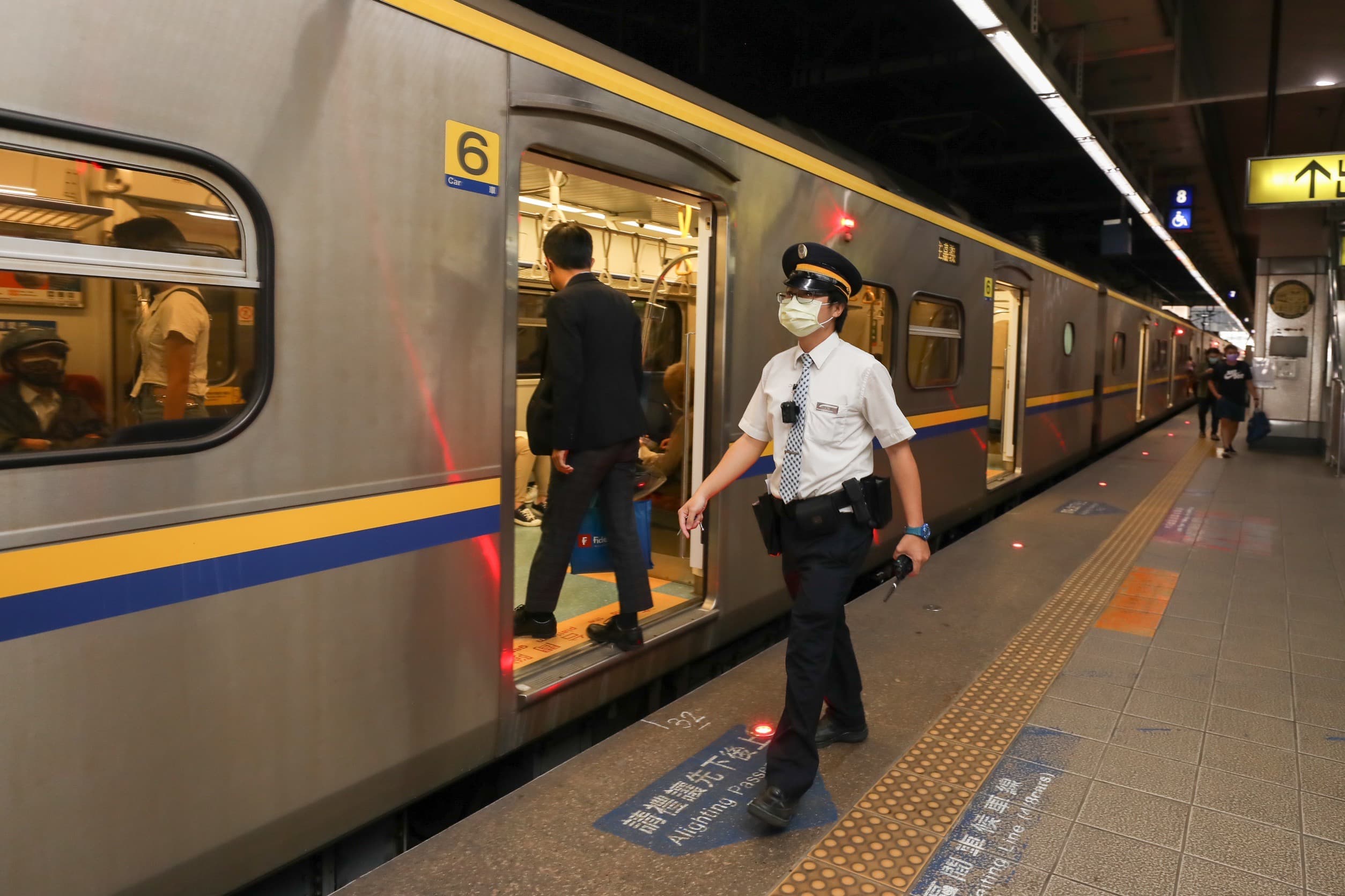 因應勞動節連假,台鐵僅能加班車、類火車疏運;圖為高雄新左營站情形。