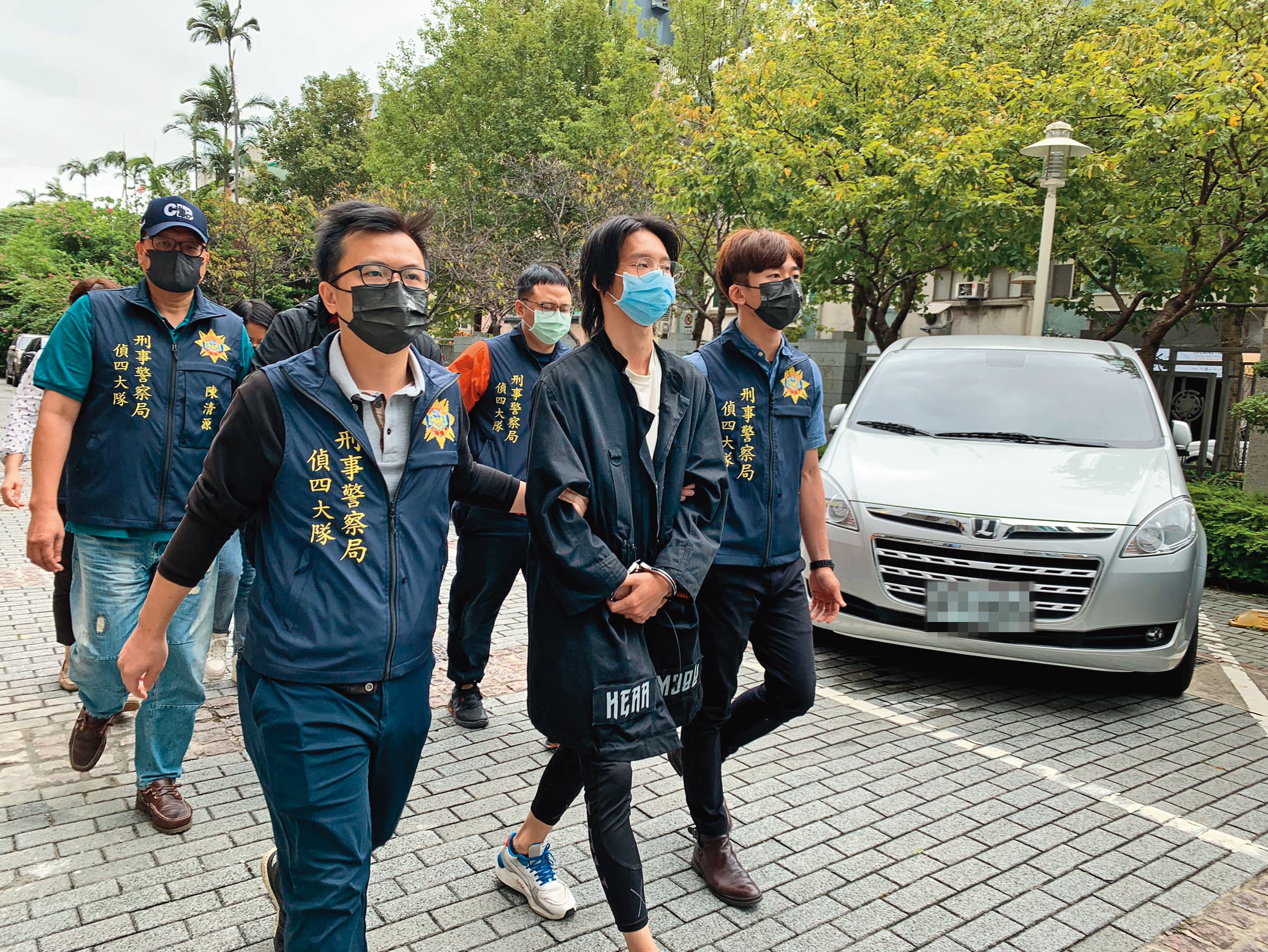 小玉(右二)因為侵害肖像權遭到警方逮捕,日前他首度在鏡頭前公開向受害者道歉,並對所作所為坦承不諱。(警方提供)