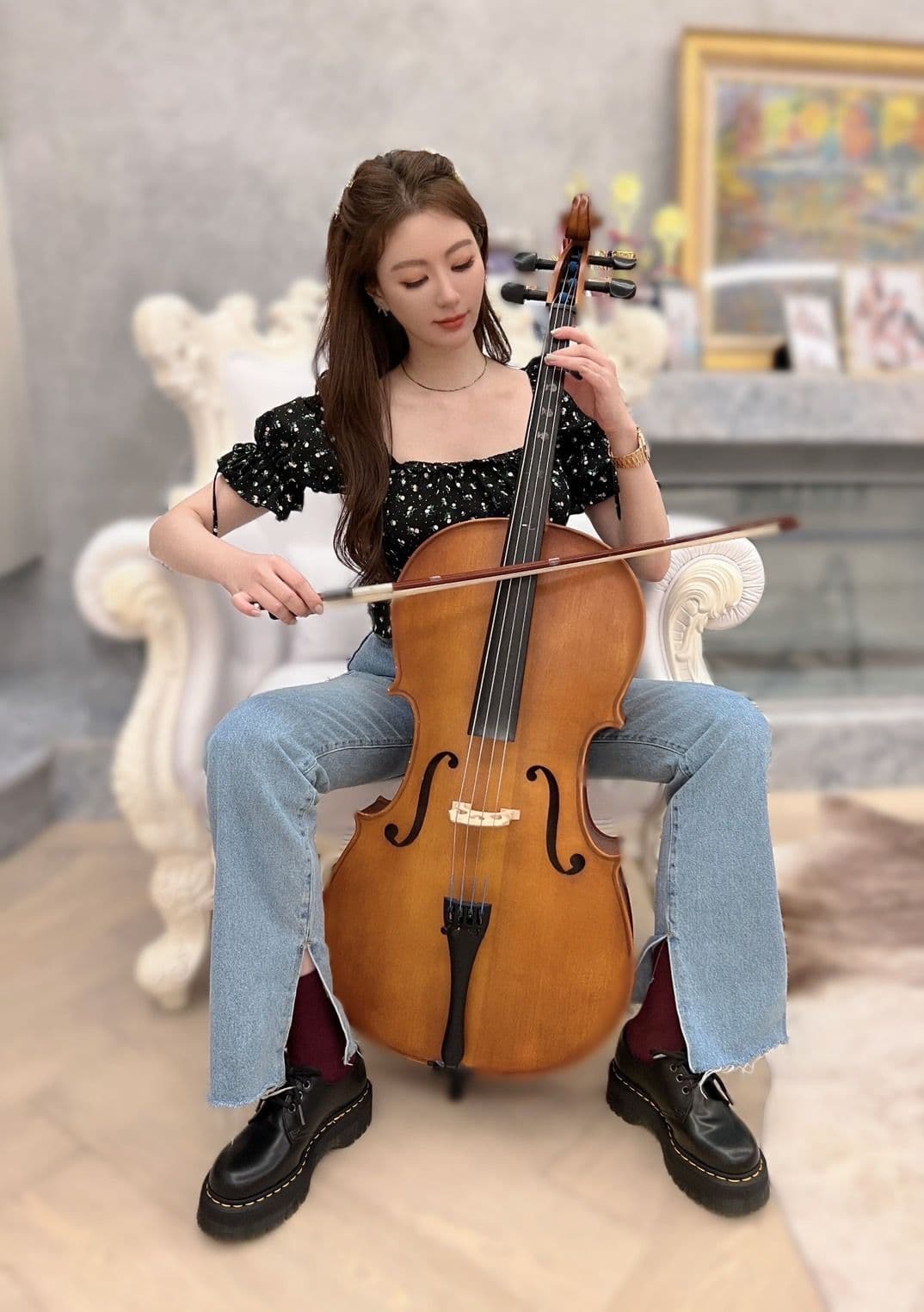 王瀅跟著小孩一起學習大提琴,覺得才藝學習可增加氣質。(翻攝自王瀅臉書)