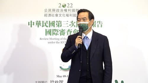 法務部從下周一起展開為期五天的兩公約第三次國家報告,行政院相當重視,政務委員羅秉成今赴法務部打氣。(法務部提供)