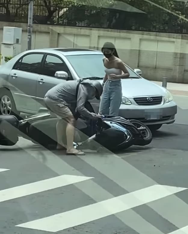 網友為這起行車糾紛配上對白,惹笑網友們。(翻攝自爆廢公社)