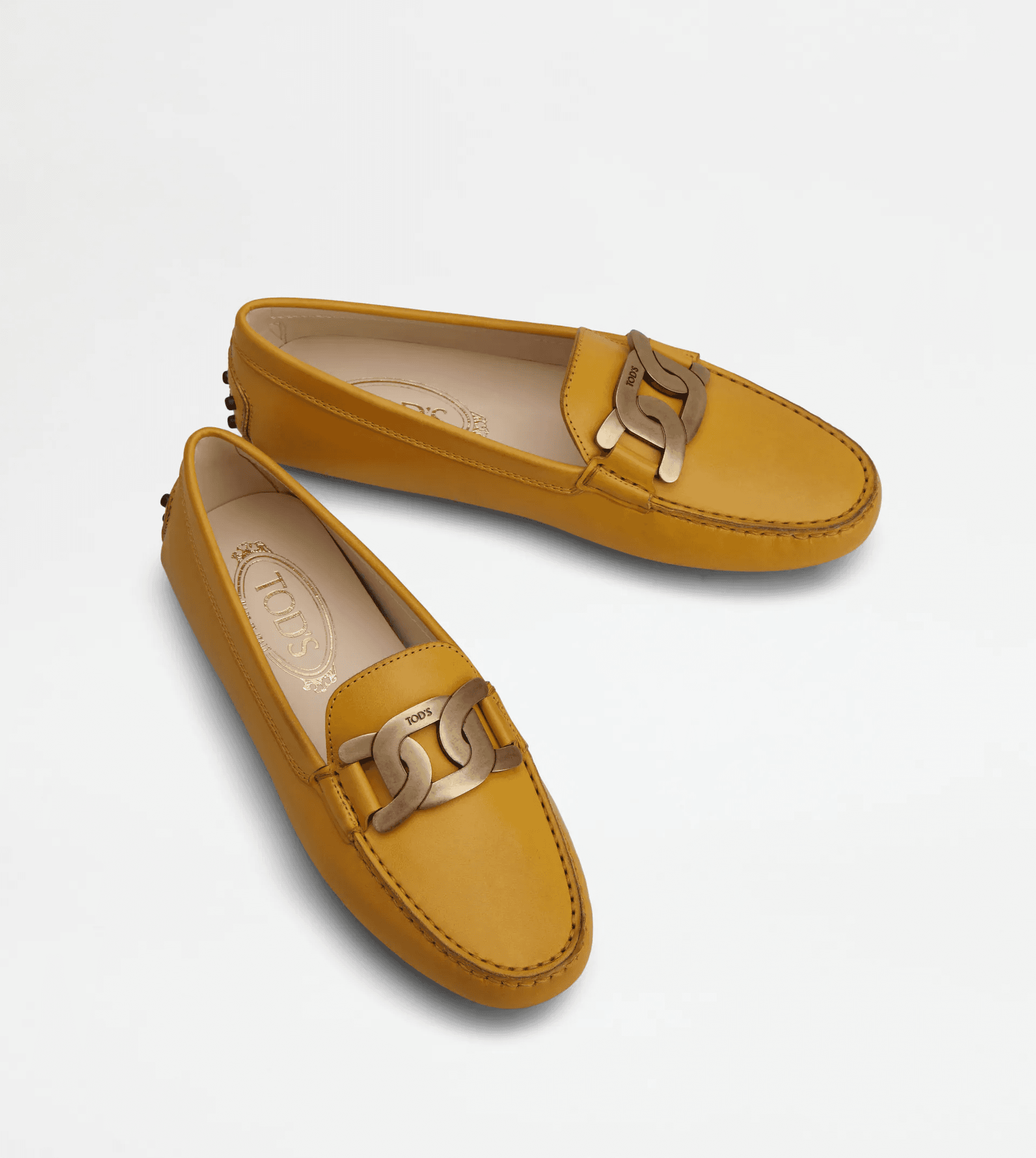 Kate夕陽黃豆豆鞋 NT$25,600 Tod’s 。(Tod’s 提供)