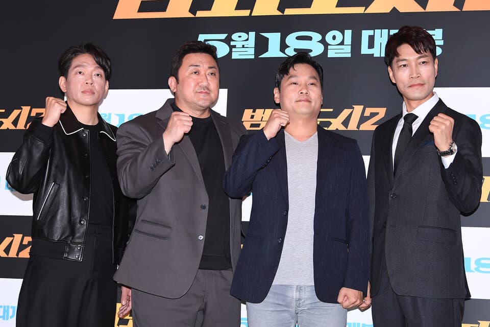 《犯罪都市2》導演李尚龍攜主演馬東石、崔貴化與朴智煥出席全球媒體線上聯訪。(網路圖片)