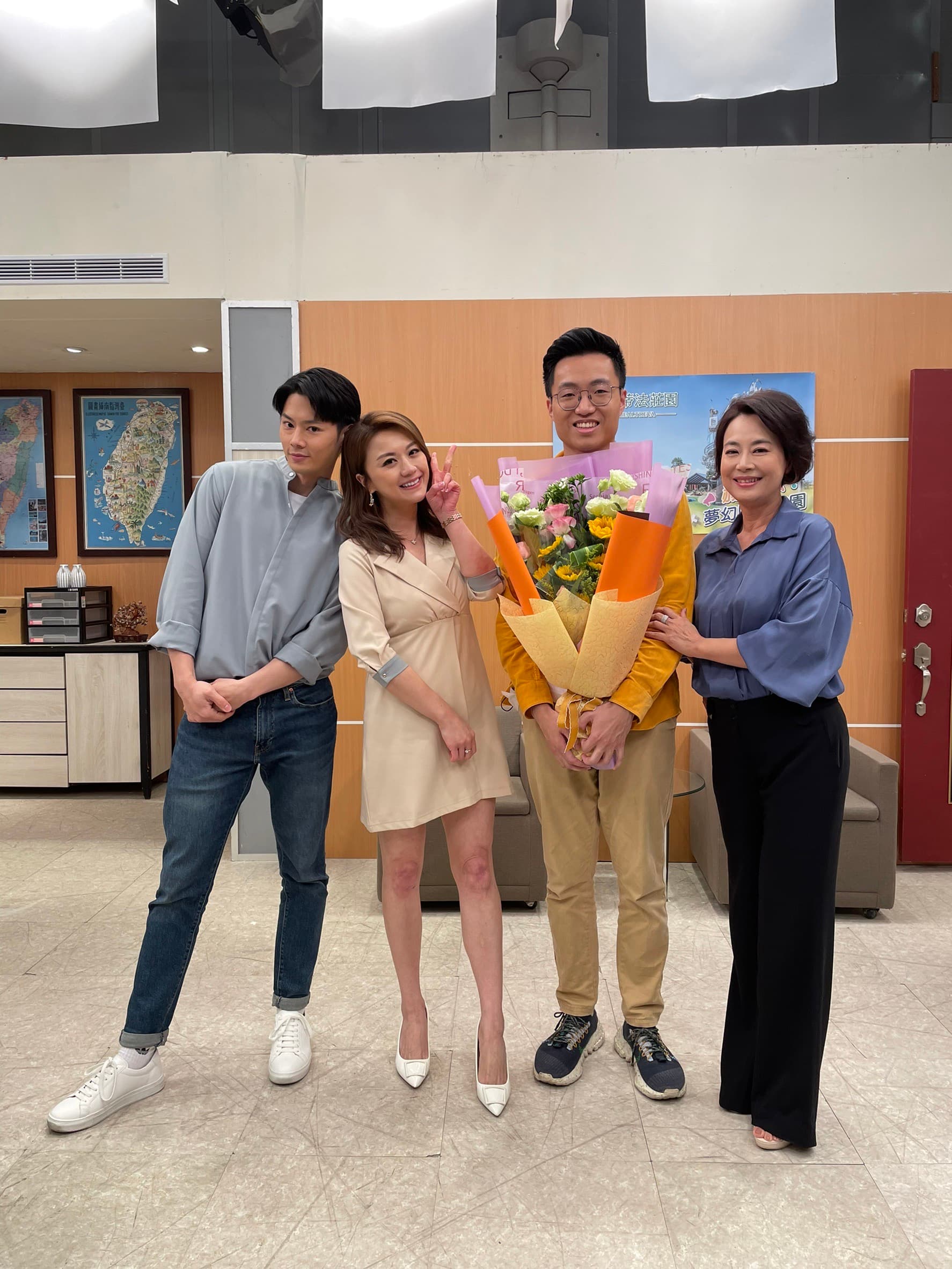 黃大謙到《黃金歲月》初體驗,和同場演員羅子惟、苗真、陳夙雰合照。(民視提供)